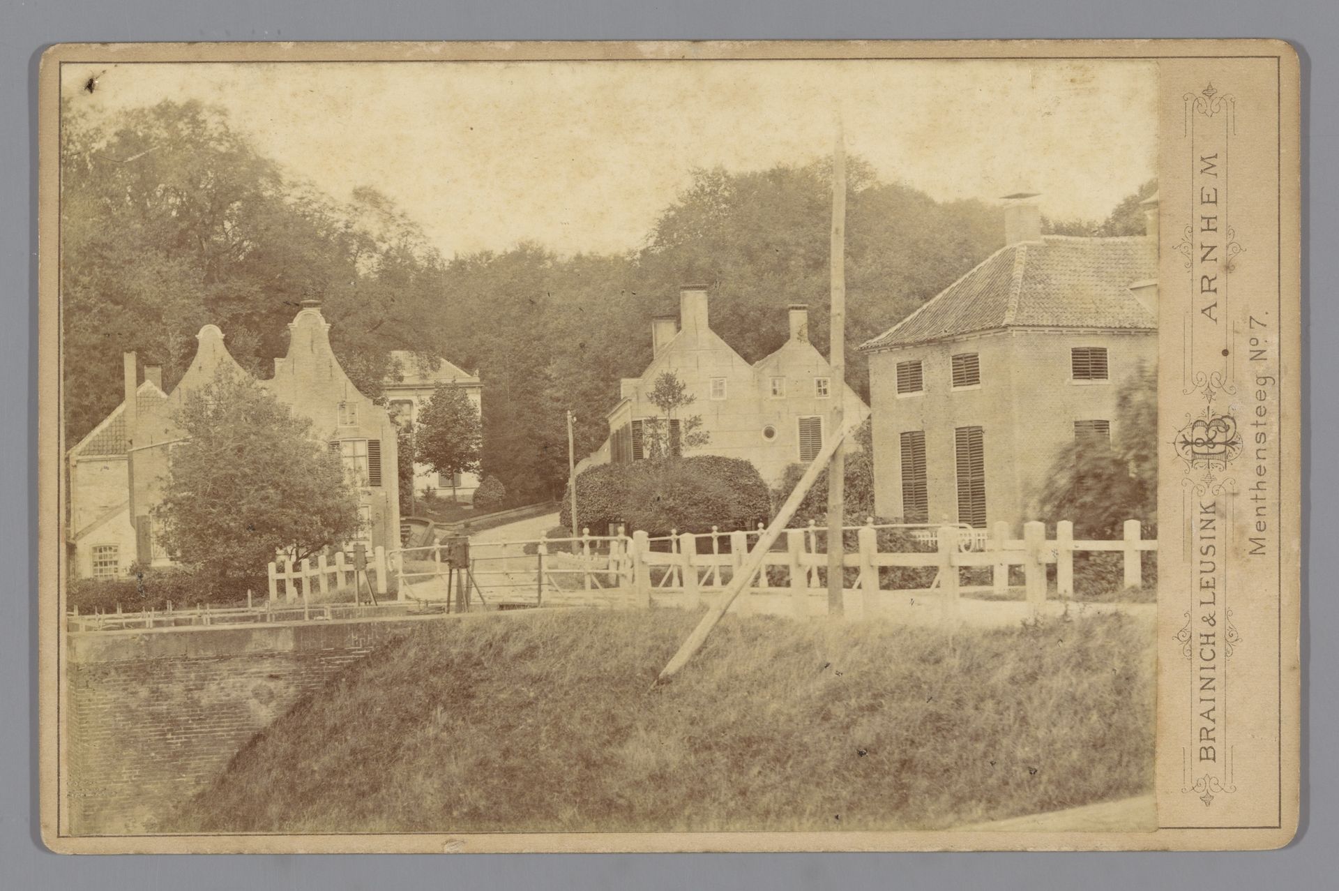 Gezicht op de Grebbeberg te Wagenngen by Brainich & Leusink