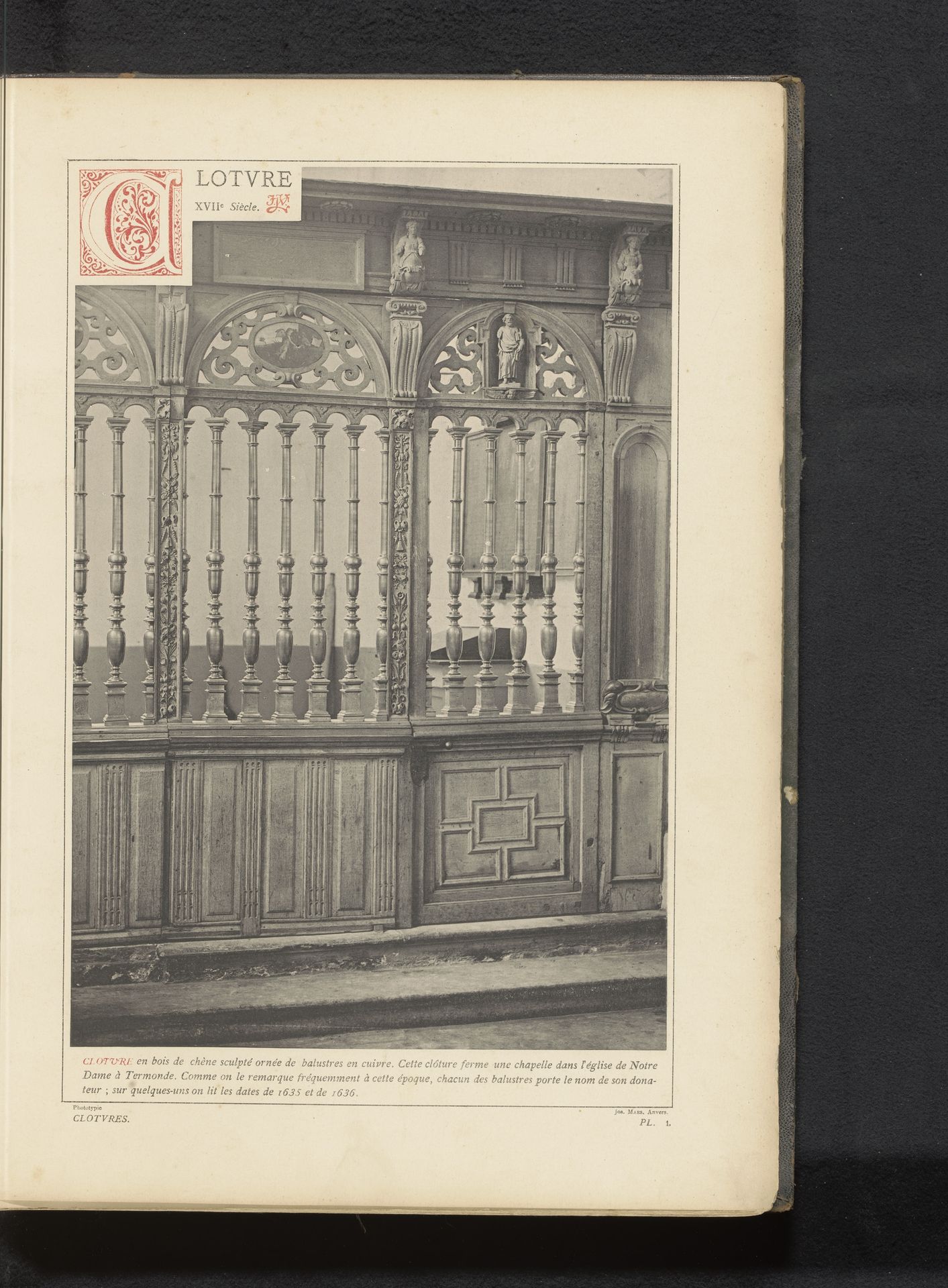 Gedecoreerd hek rond een kapel in de Onze-Lieve-Vrouwekerk te Dendermonde by Anonymous