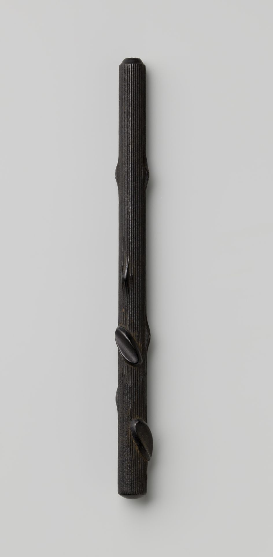 Handvat van zwarte kunststof met geribbeld oppervlak en afgesneden stekels, voor een paraplu of parasol by Gustav Schnitzler