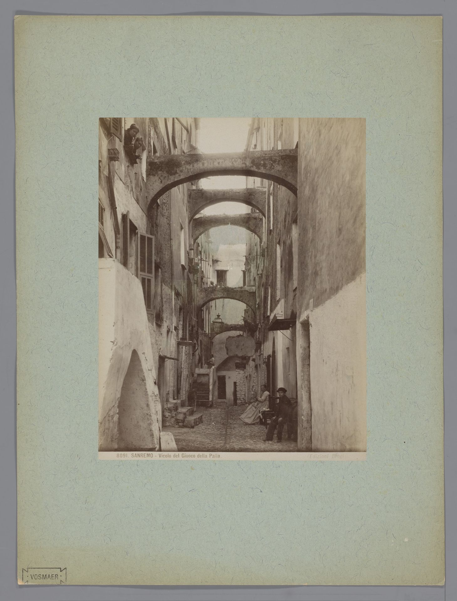 Straatgezicht met enkele mensen in San Remo, Italië by Carlo Brogi