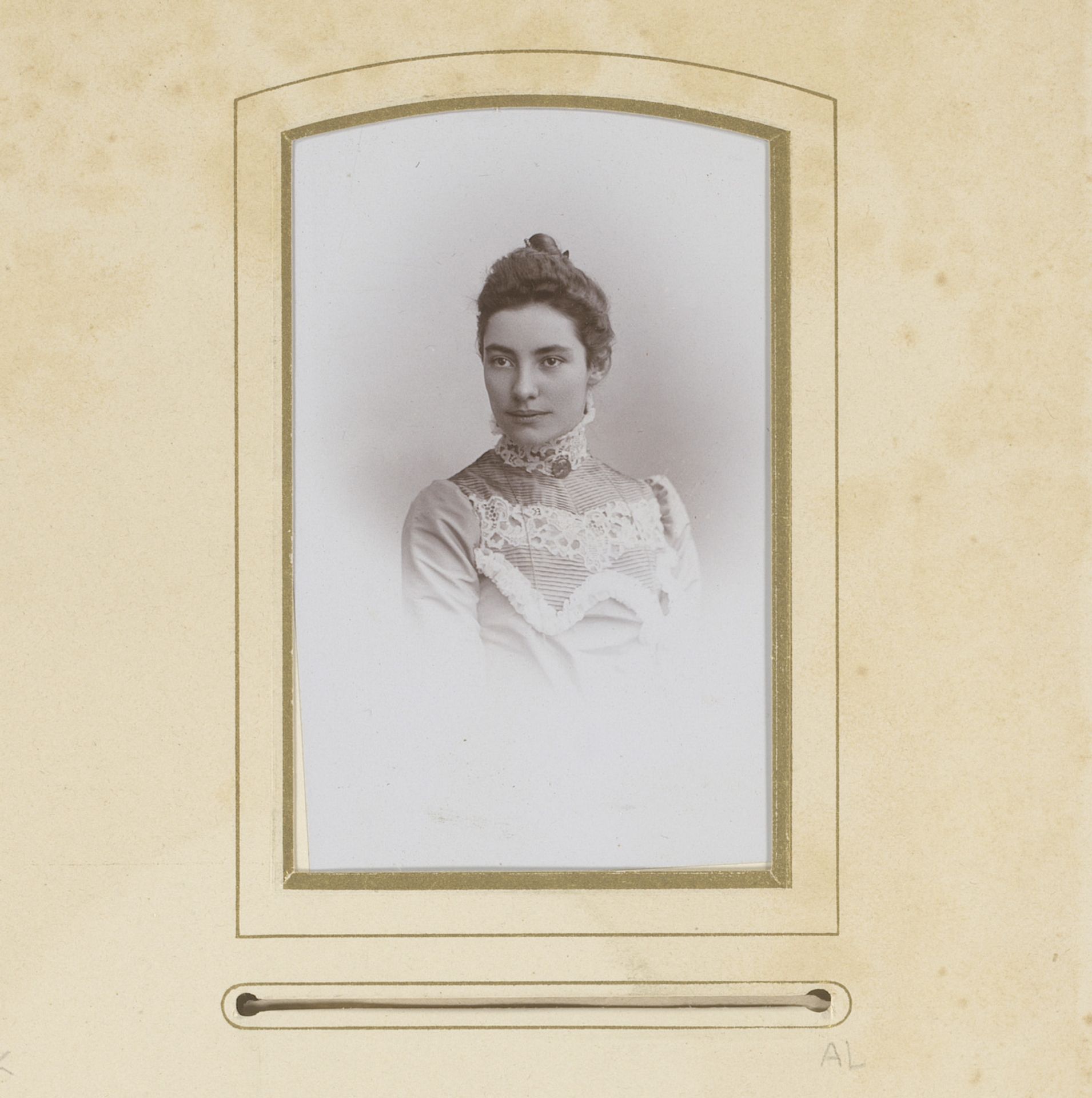Portret van een jonge vrouw by Emil Flasche