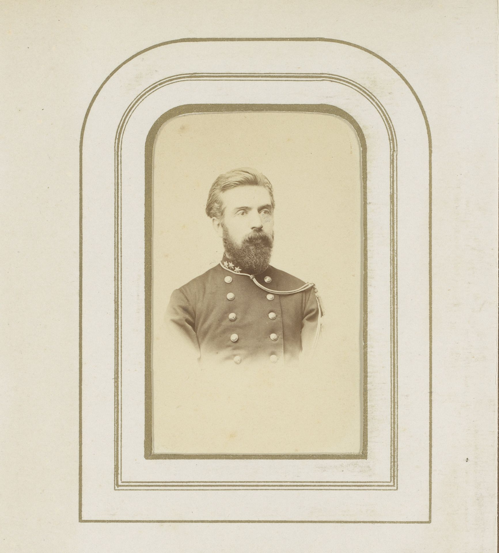 Portret van een man met baard in uniform by Albert Delabarre