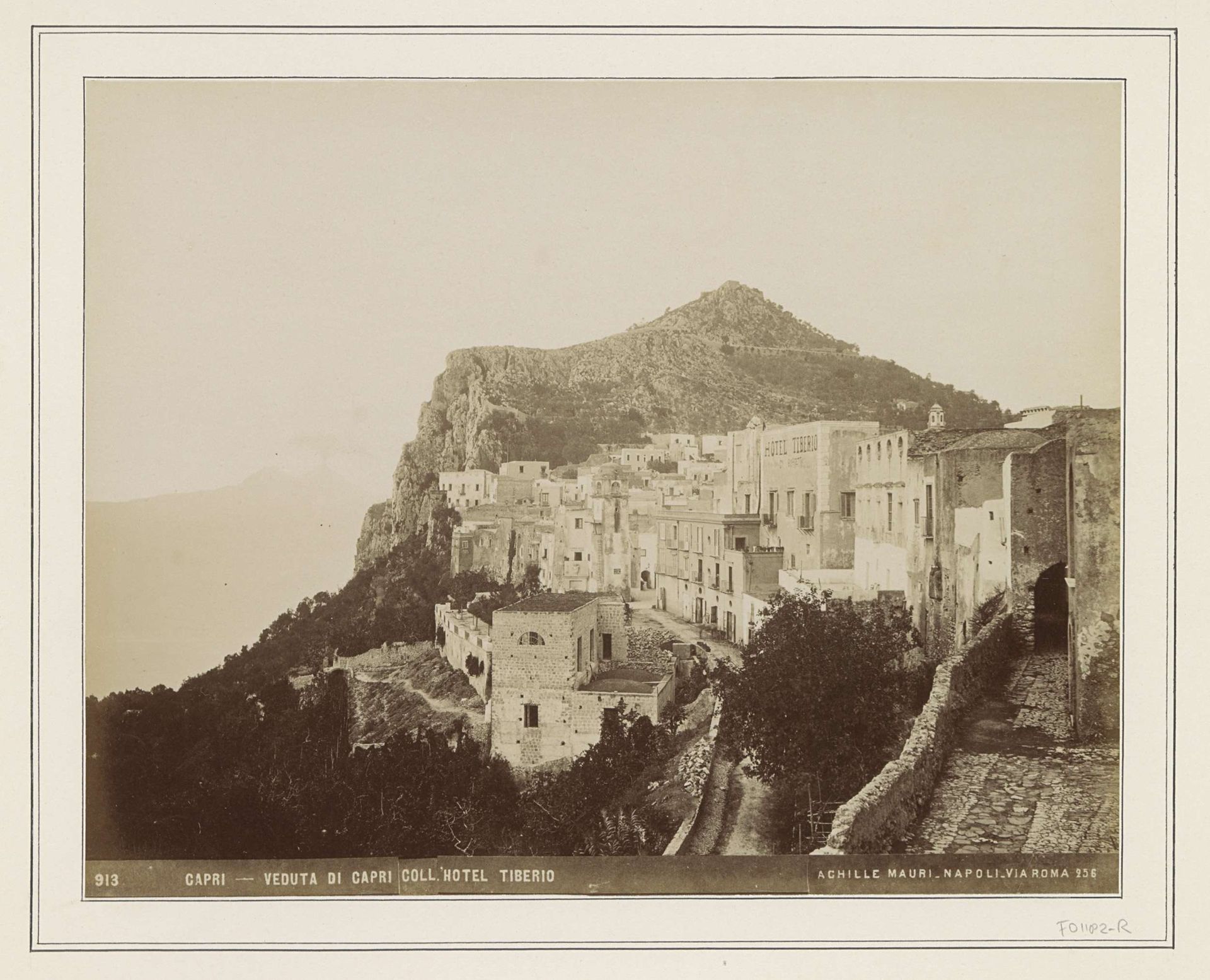 Gezicht op Capri met rechts Hotel Tiberio by Achille Mauri