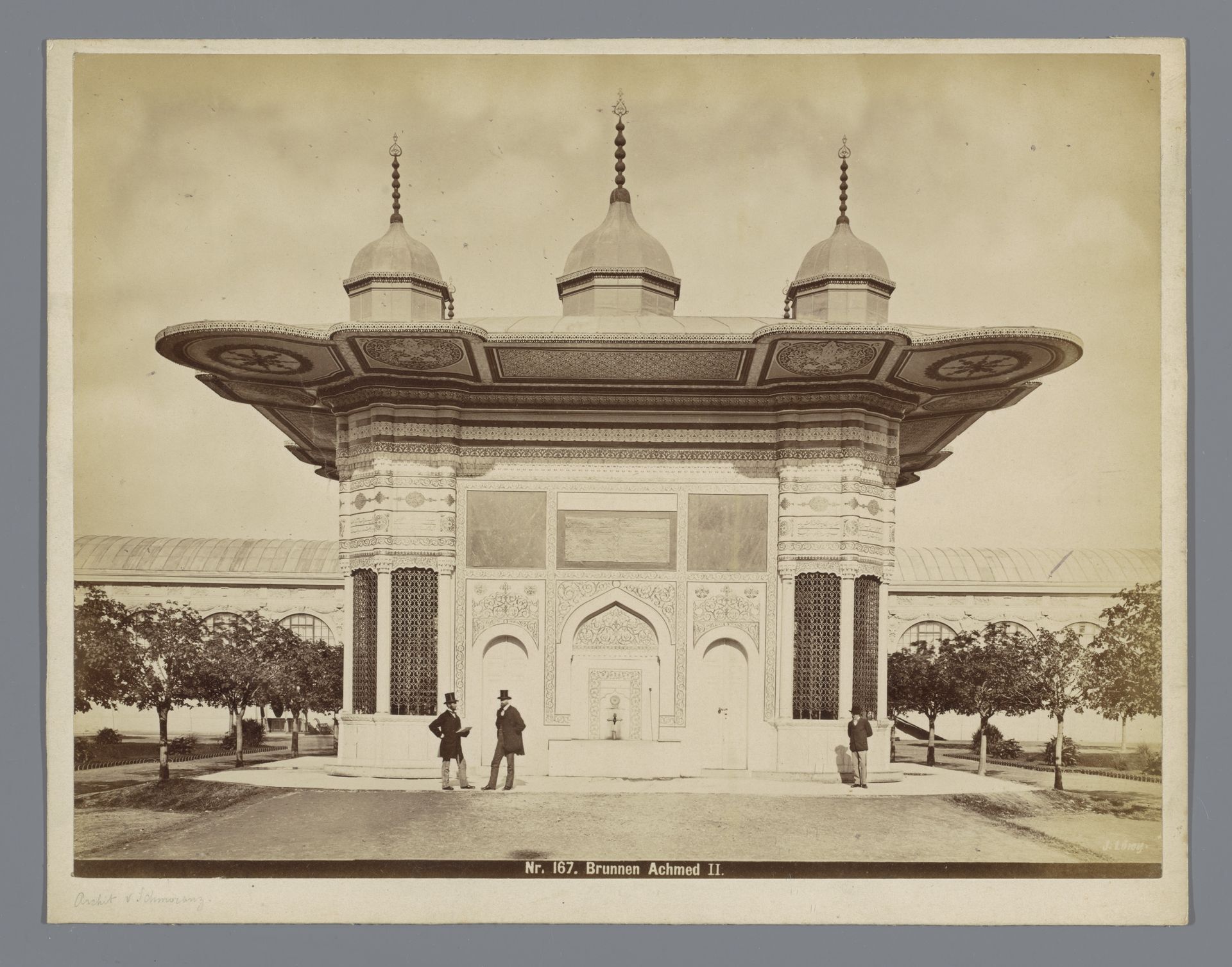 Drie mannen voor de fontein van Ahmet III in Istanboel, Turkije by J. Loroy