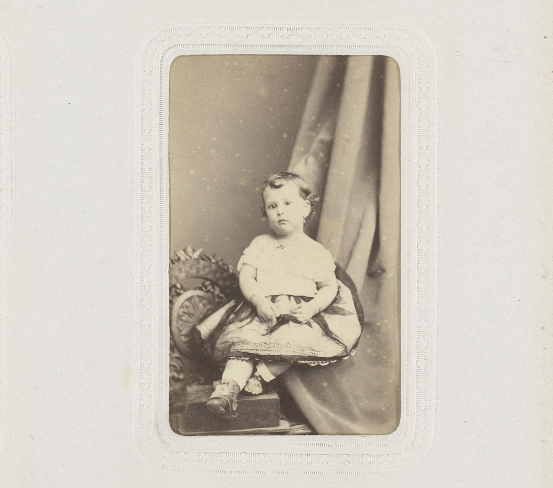 Portret van een zittend meisje by C.D. Fredricks y Daries