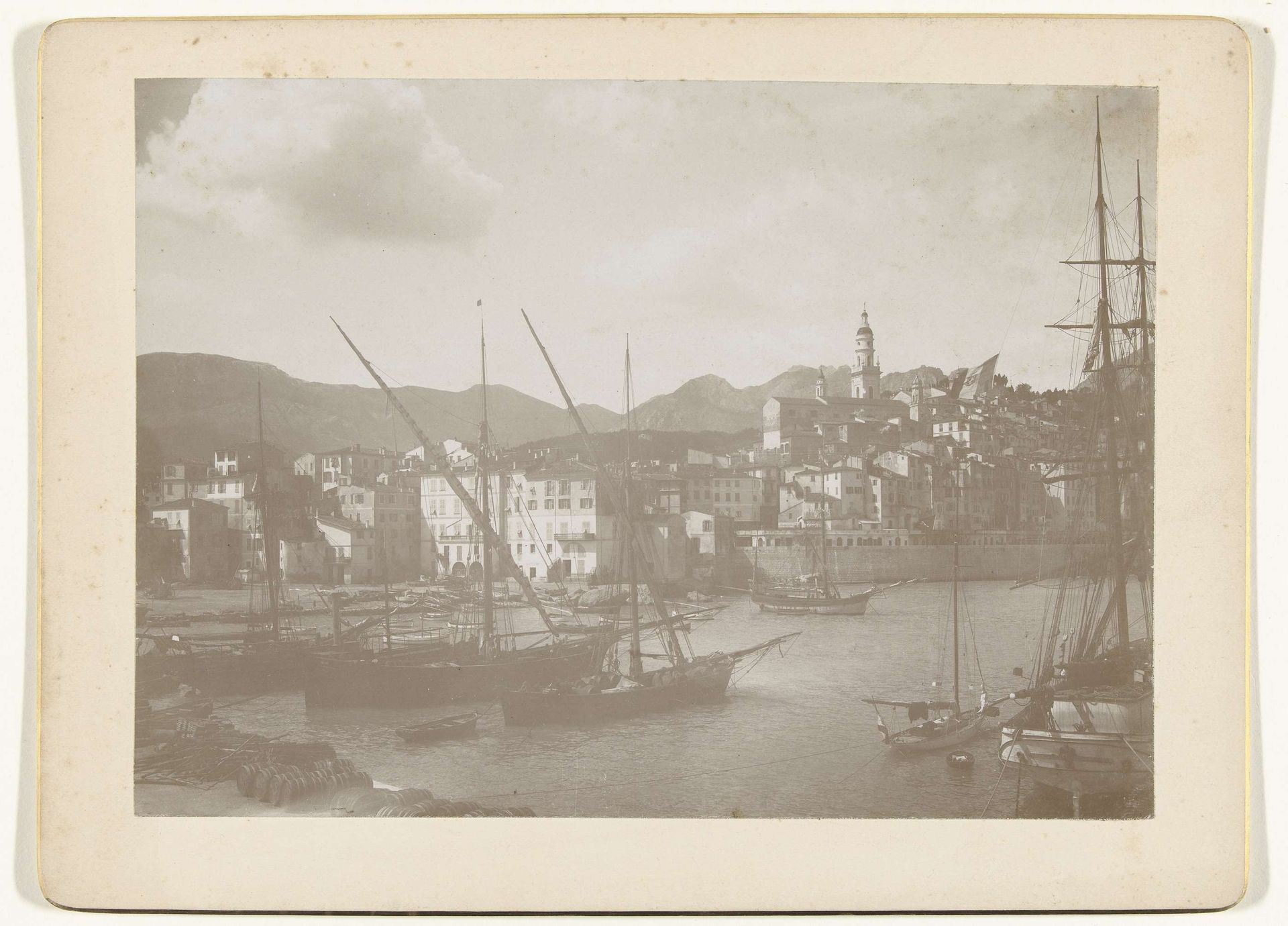 Gezicht op de havemn van Menton, Frankrijk by Henry Pauw van Wieldrecht