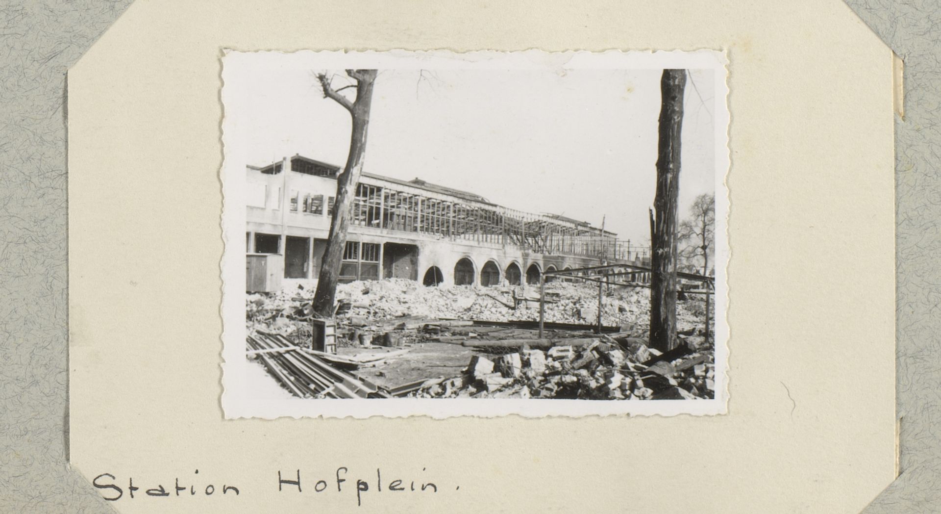 Ruïnes van Station Hofplein te Rotterdam by J. Nolte