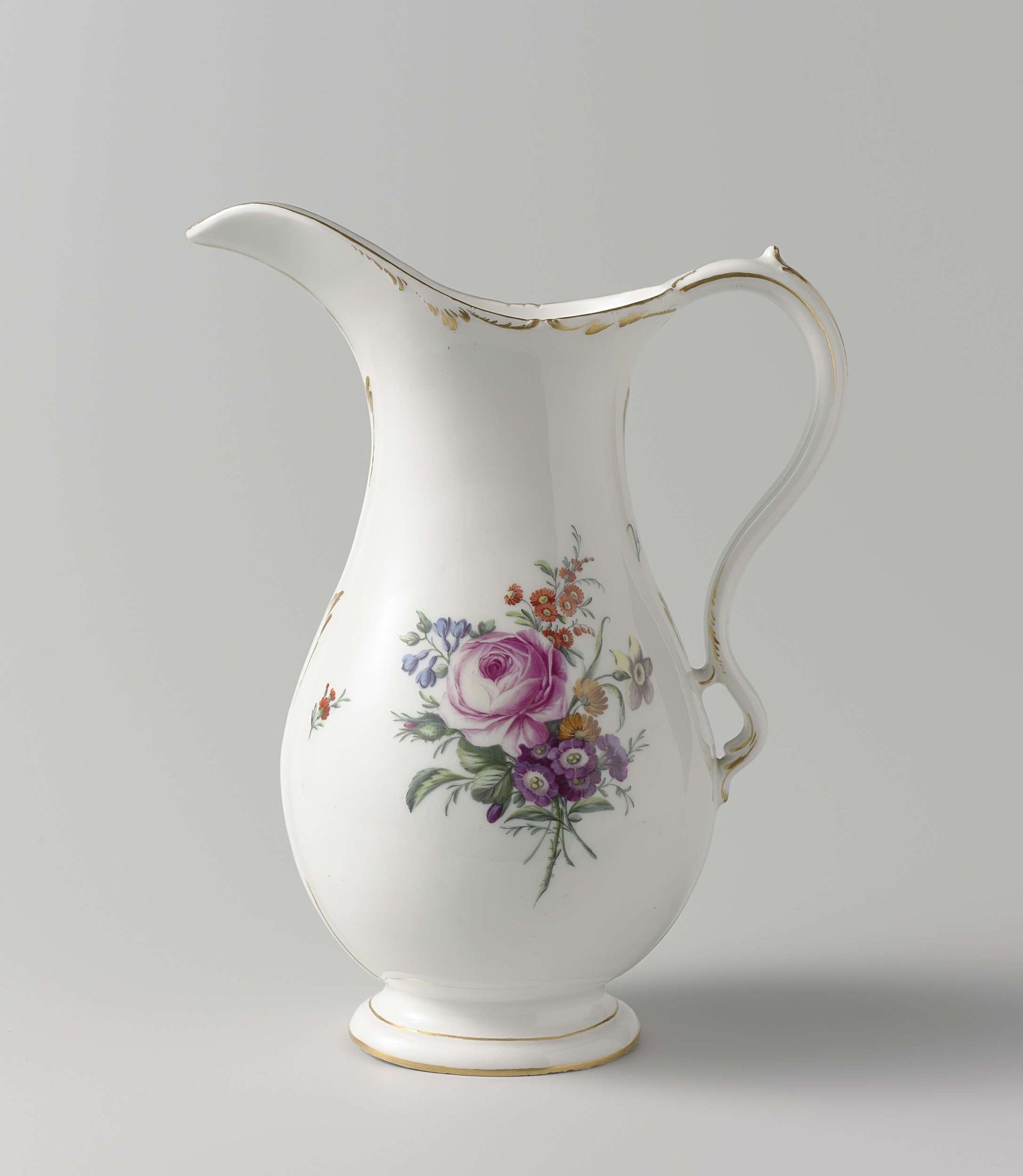 Kan met twee bloemboeketten by Loosdrecht