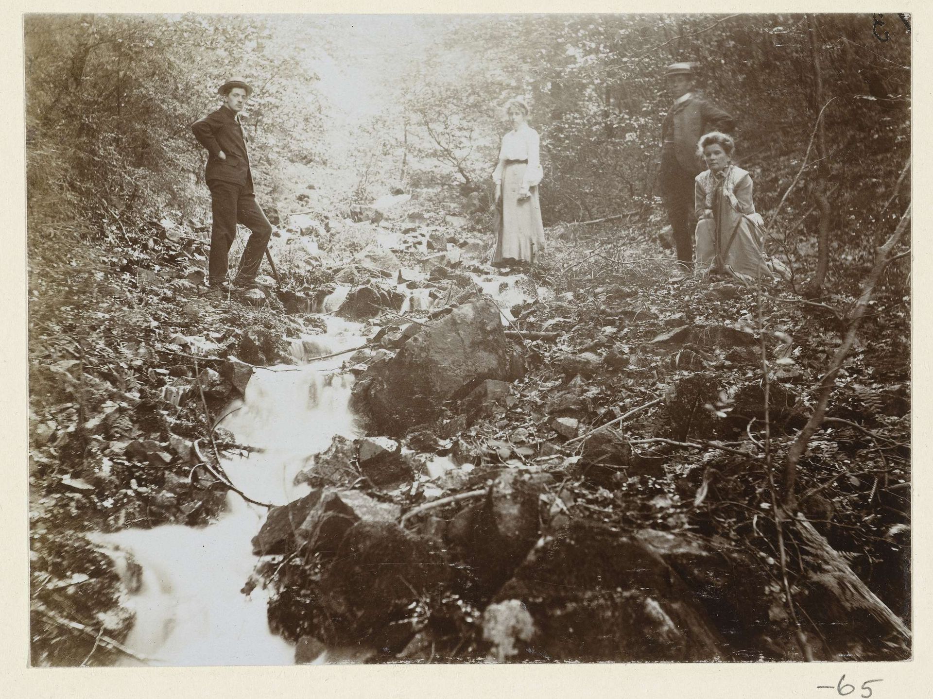 Portret van Margo Kessler-de Lange, achter haar Dolph tijdens een boswandeling in de Harz by Geldolph Adriaan Kessler