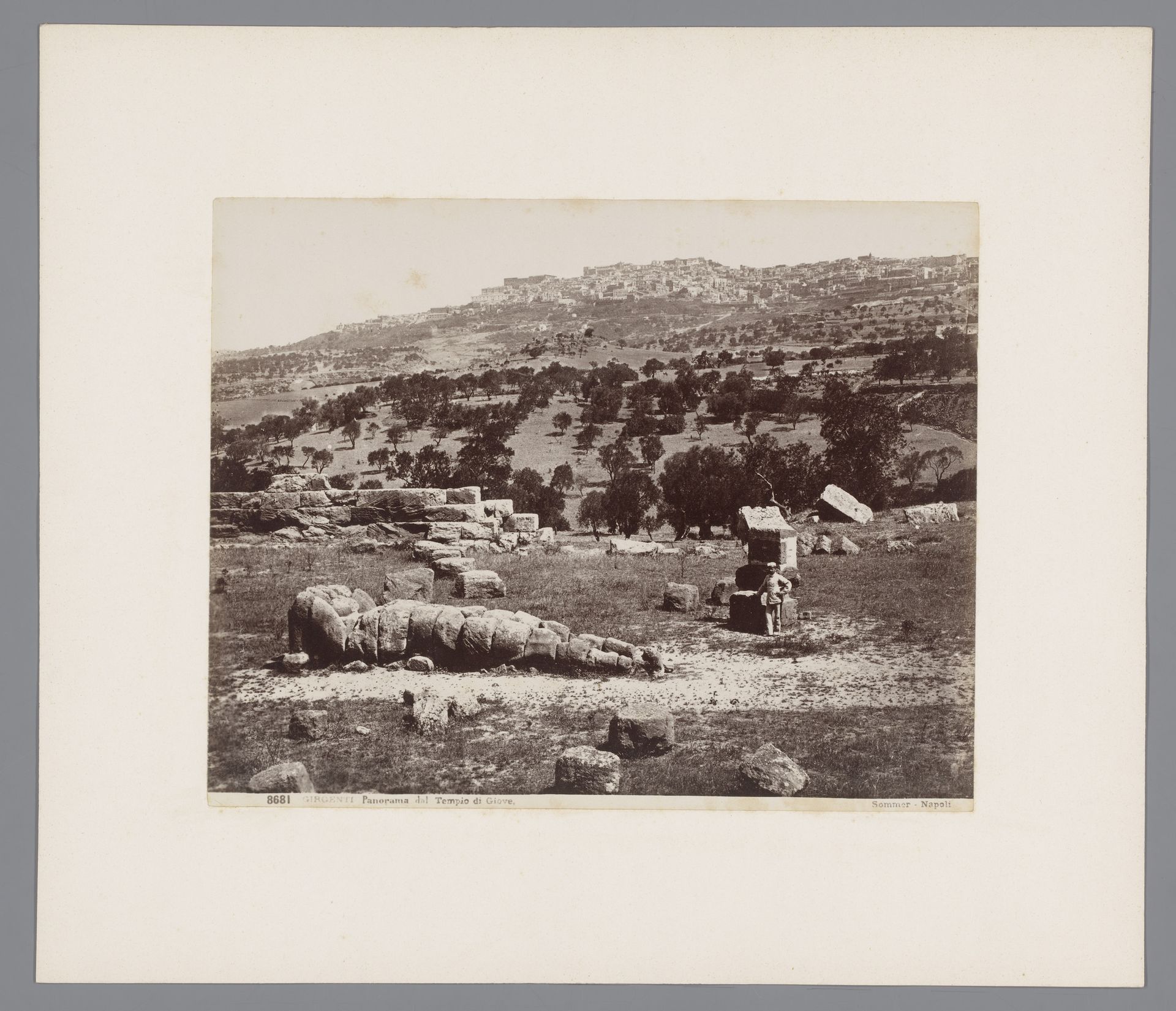 Gezicht op Agrigento vanaf de tempel van Jupiter, Italië by Giorgio Sommer