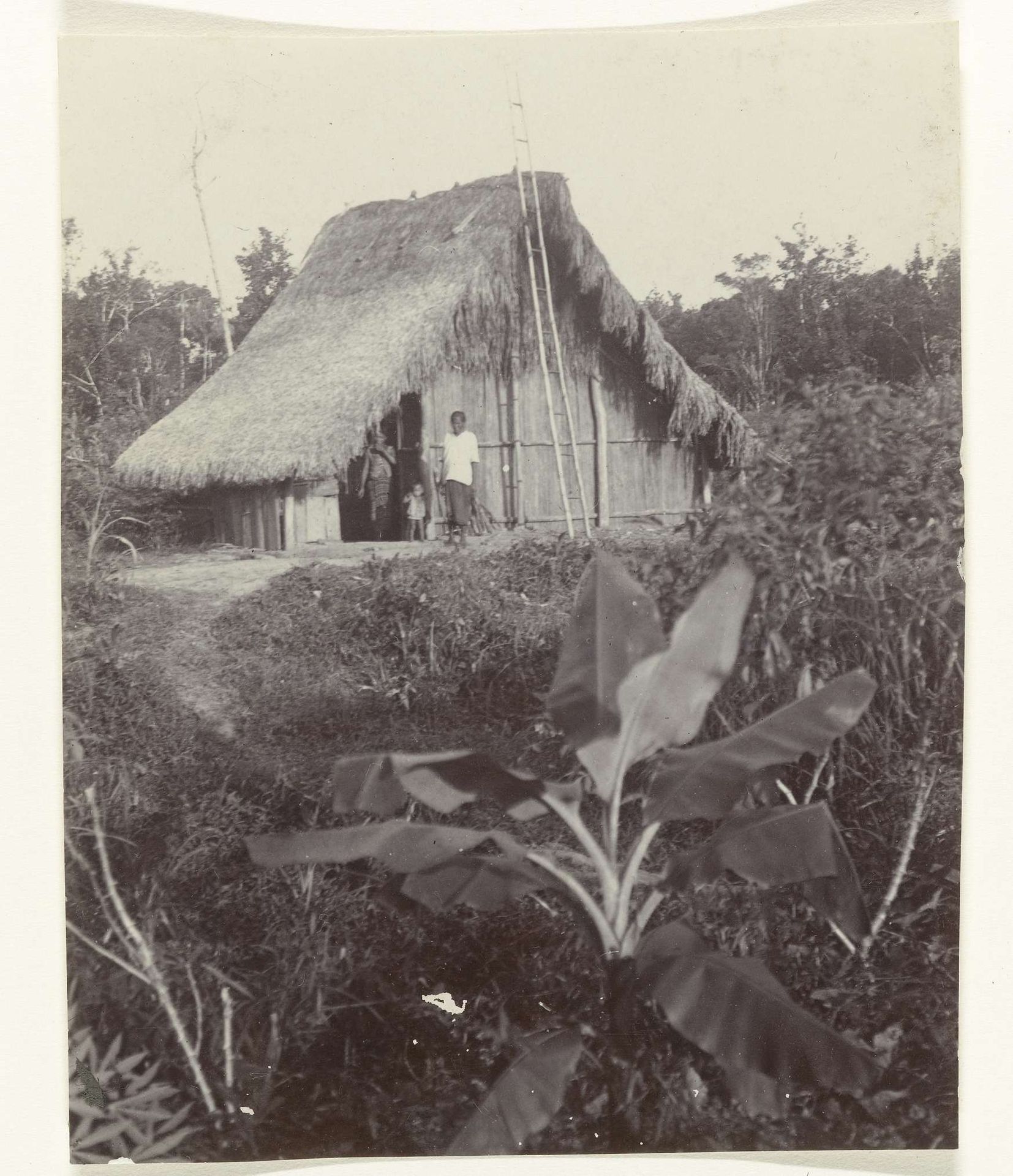 Arbeider bij arbeiderswoning op plantage Accaribo te Suriname by Theodoor Brouwers