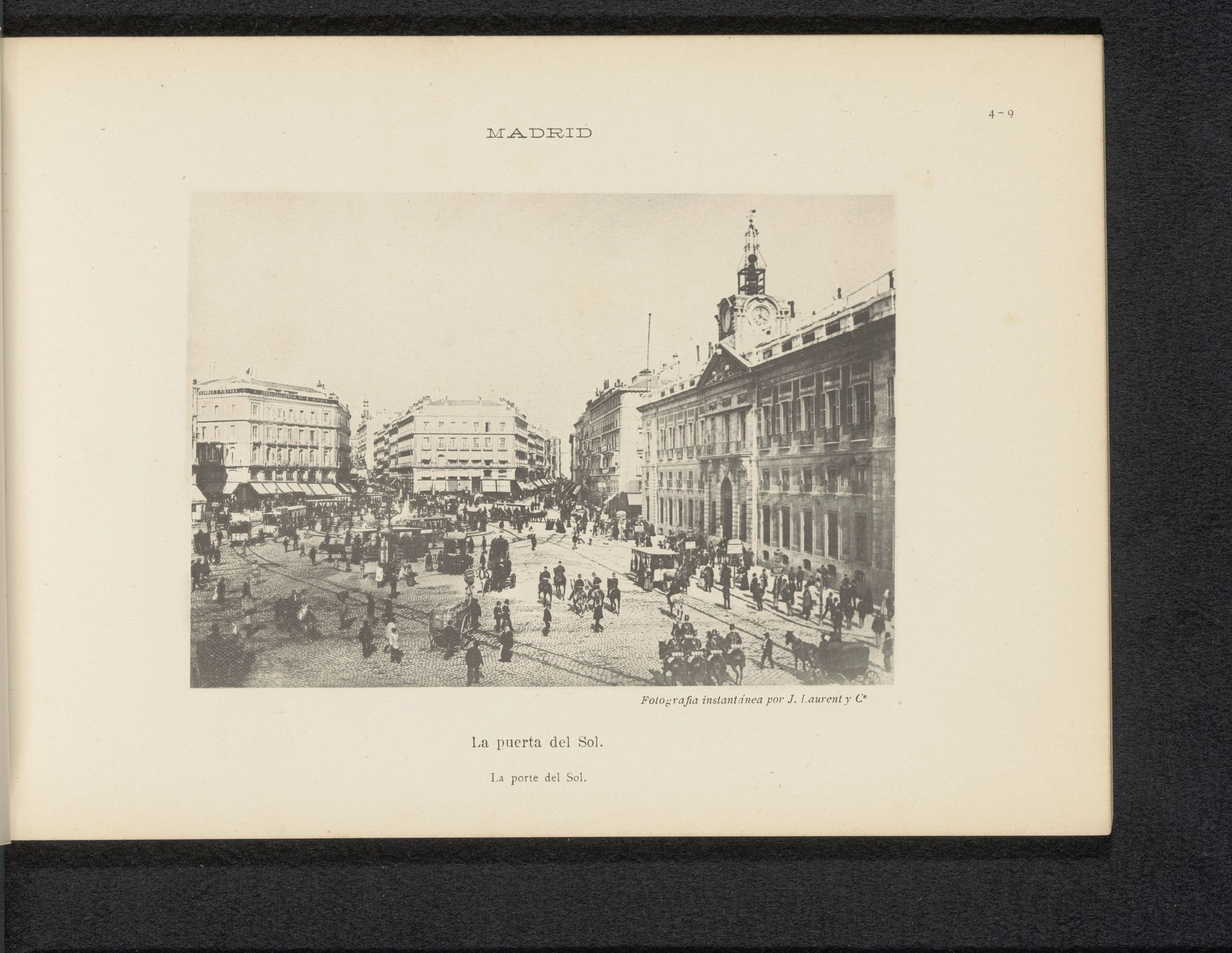 Gezicht op het Puerta del Sol in Madrid met rechts het Real Casa de Correos by Juan Laurent