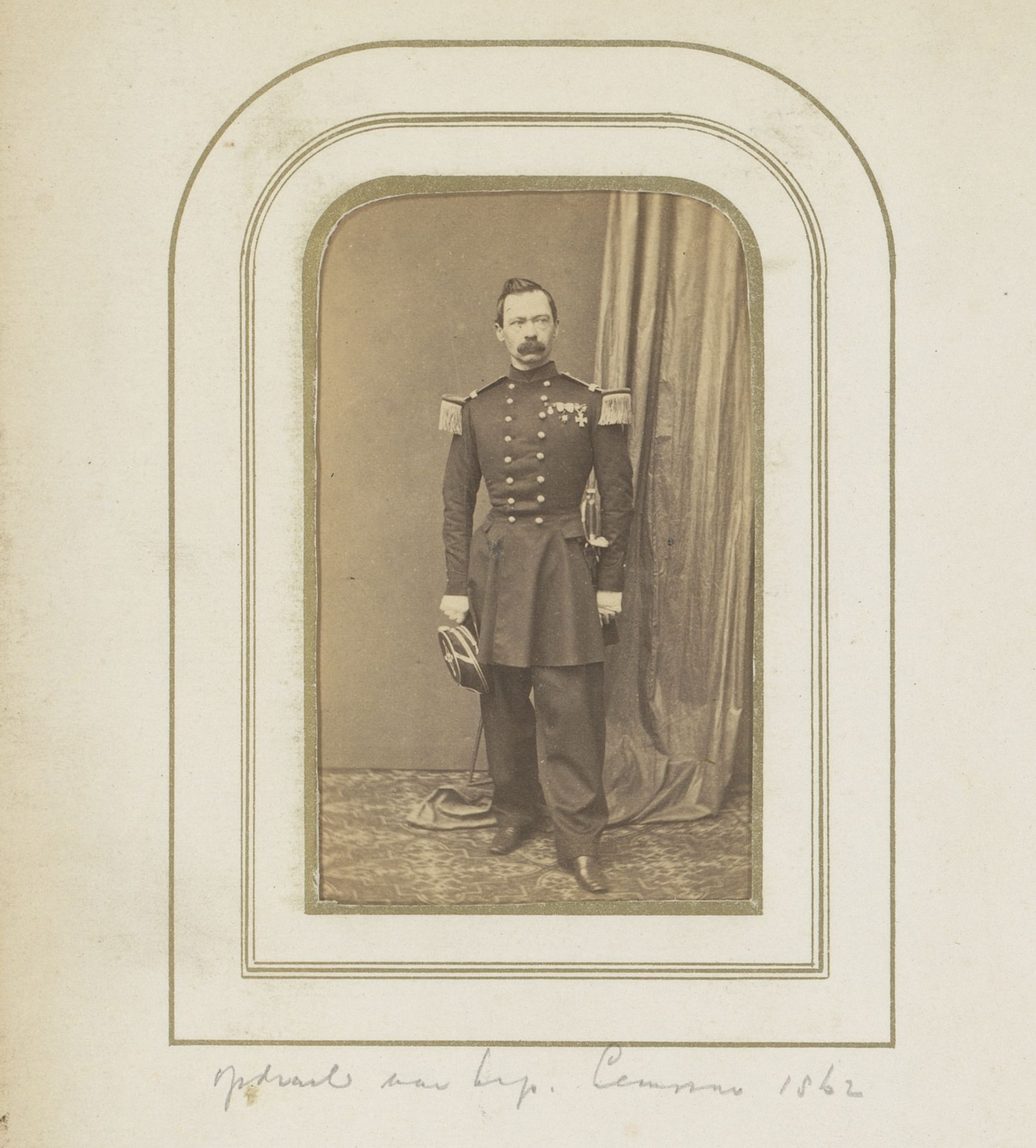 Portret van een staande man in uniform met pet by Dandoy Frères