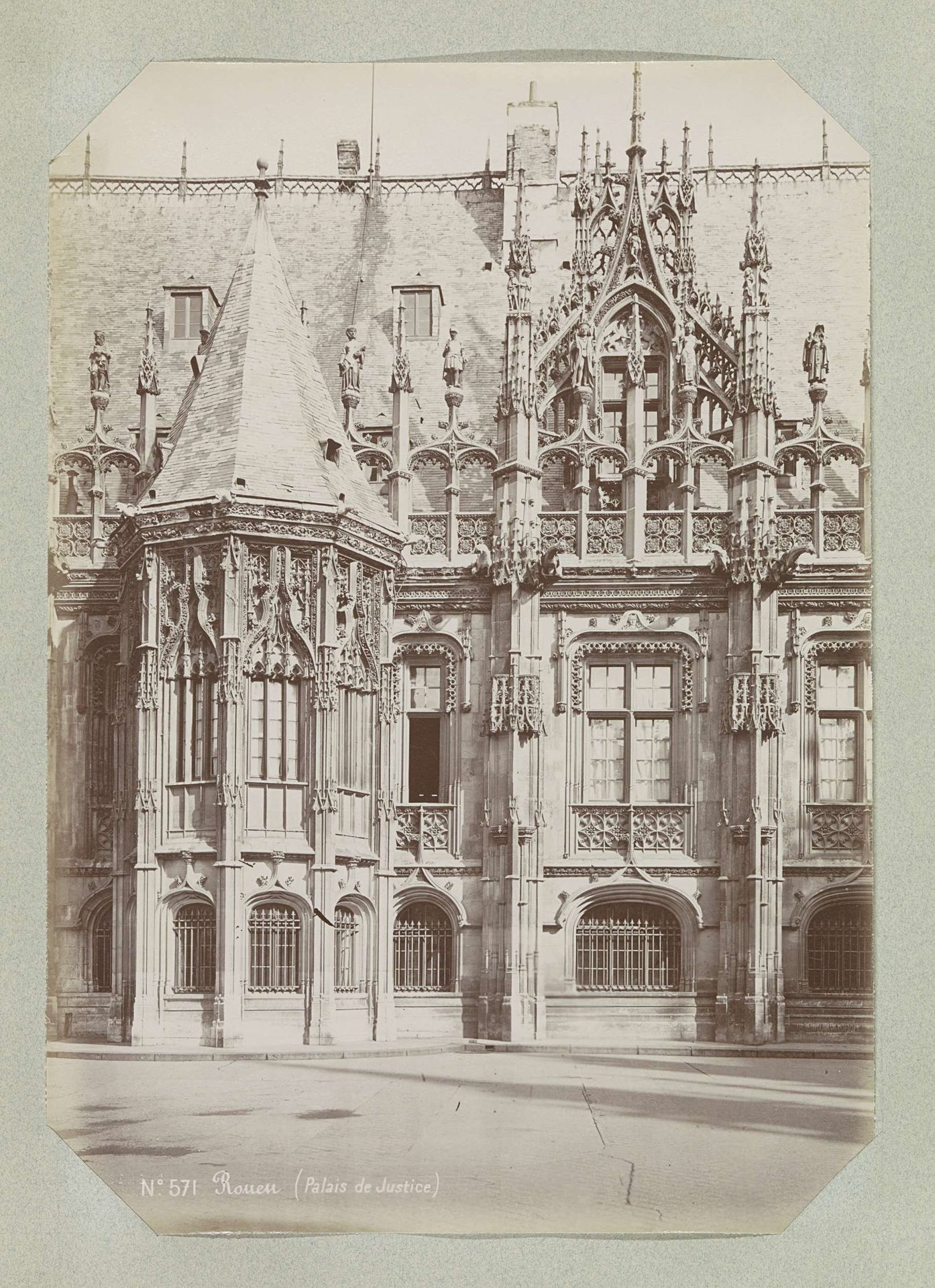 Deel van de gevel van het Paleis van Justitie in Rouen by Médéric Mieusement
