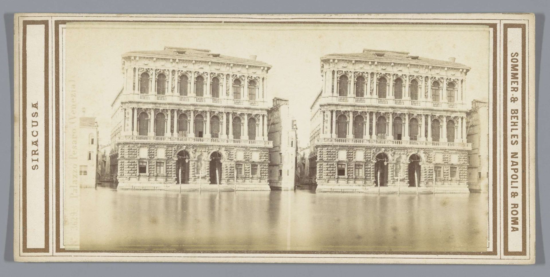 Gezicht op Ca' Pesaro in Venetië by Sommer & Behles