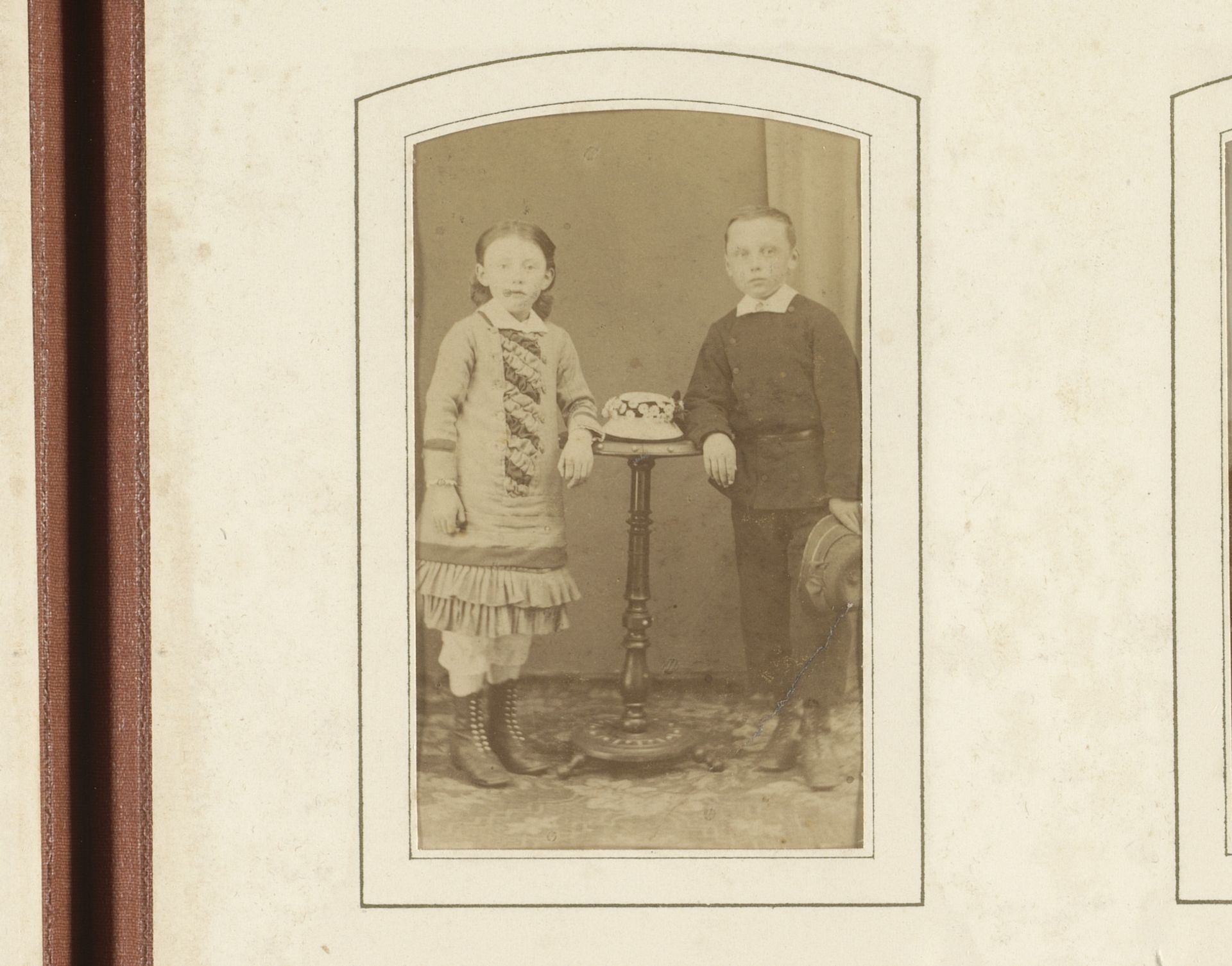 Portret van een meisje en een jongen, staand bij een kleine tafel by Roelof Pieters Lammers