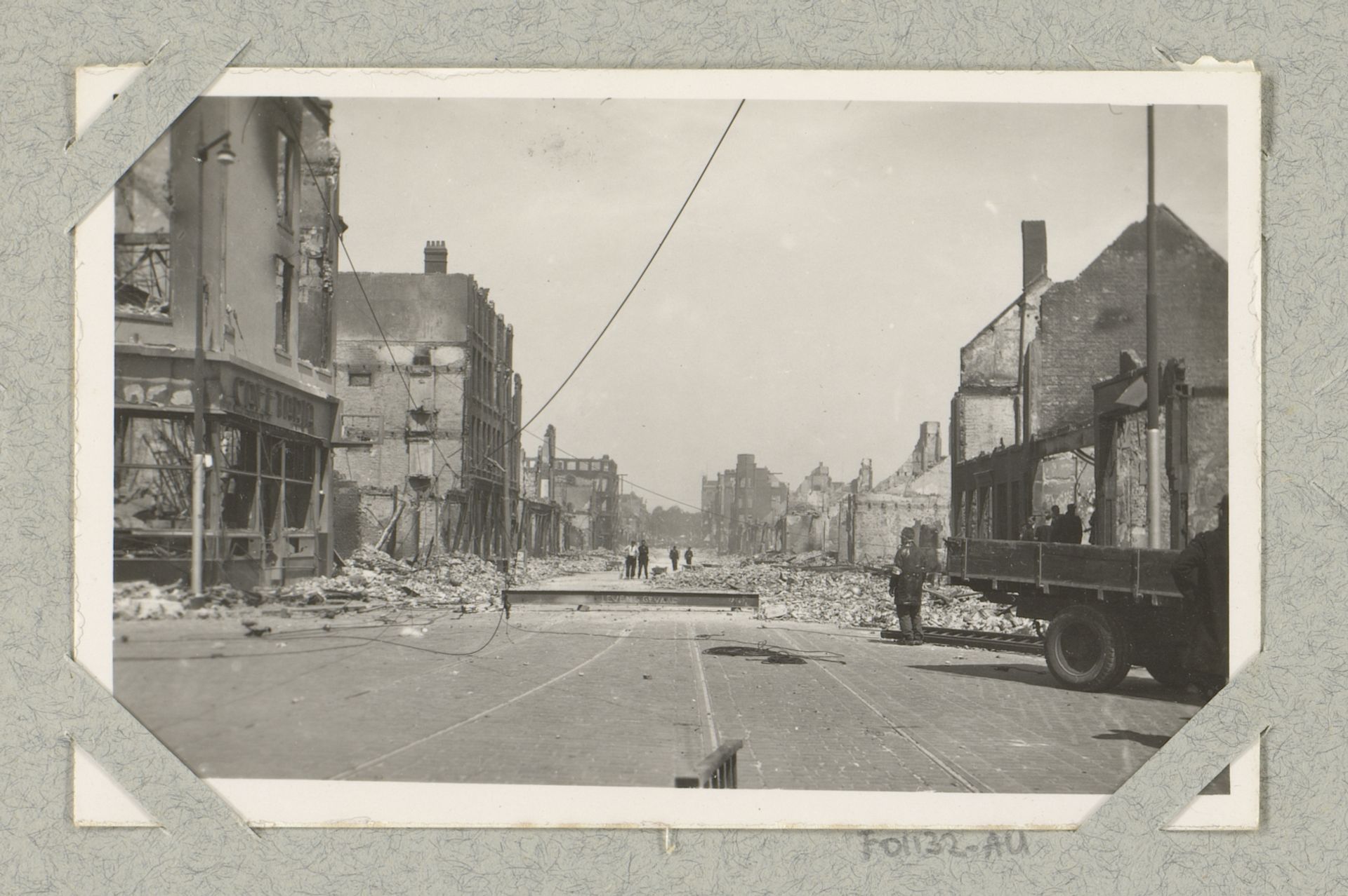 Ruïnes bij de Jonker Fransstraat, gezien vanaf de Goudse Singel te Rotterdam by J. Nolte