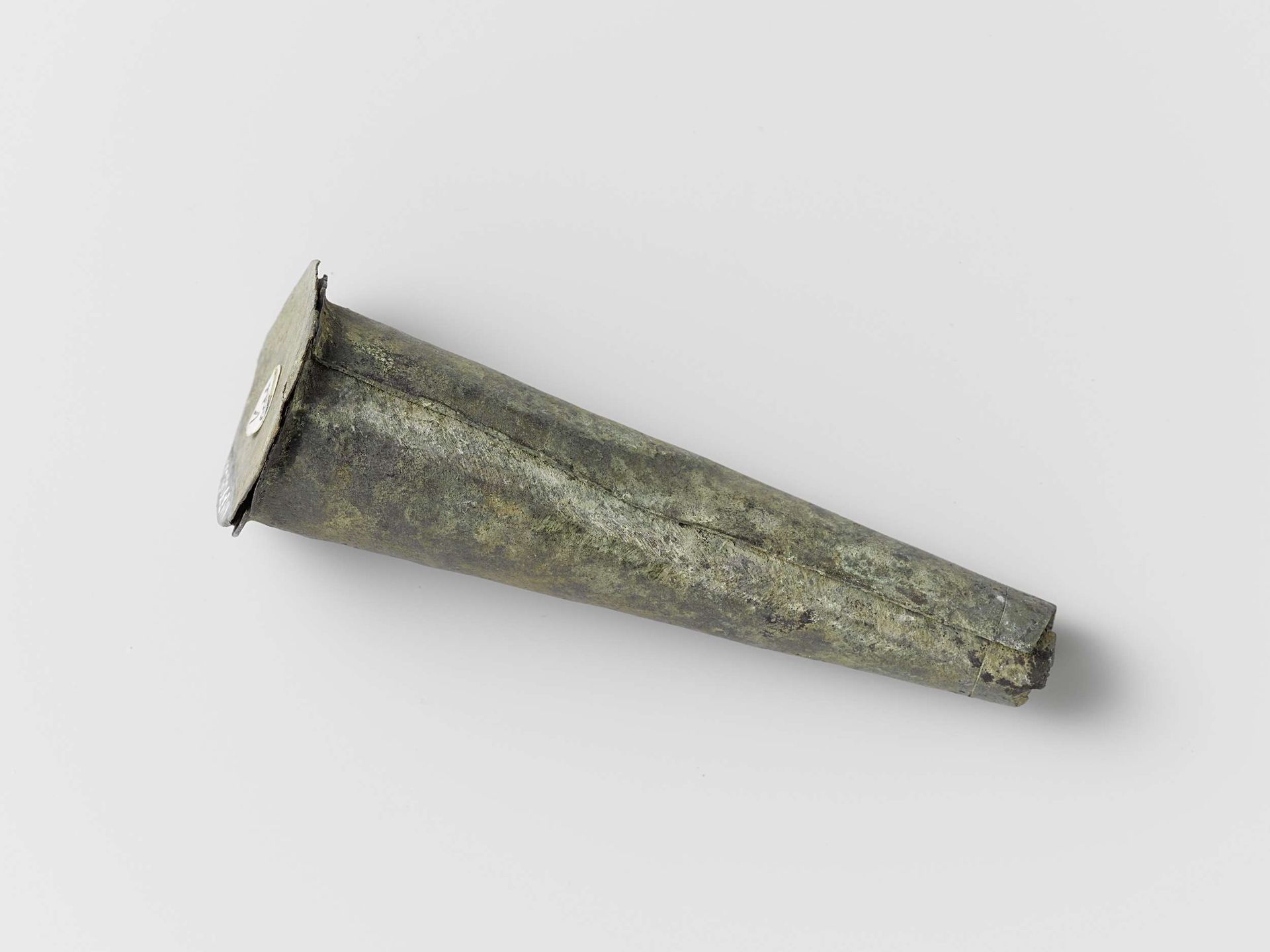 Musketmaat, fragment bestaande uit messing huls met losse onderzijde by Anonymous