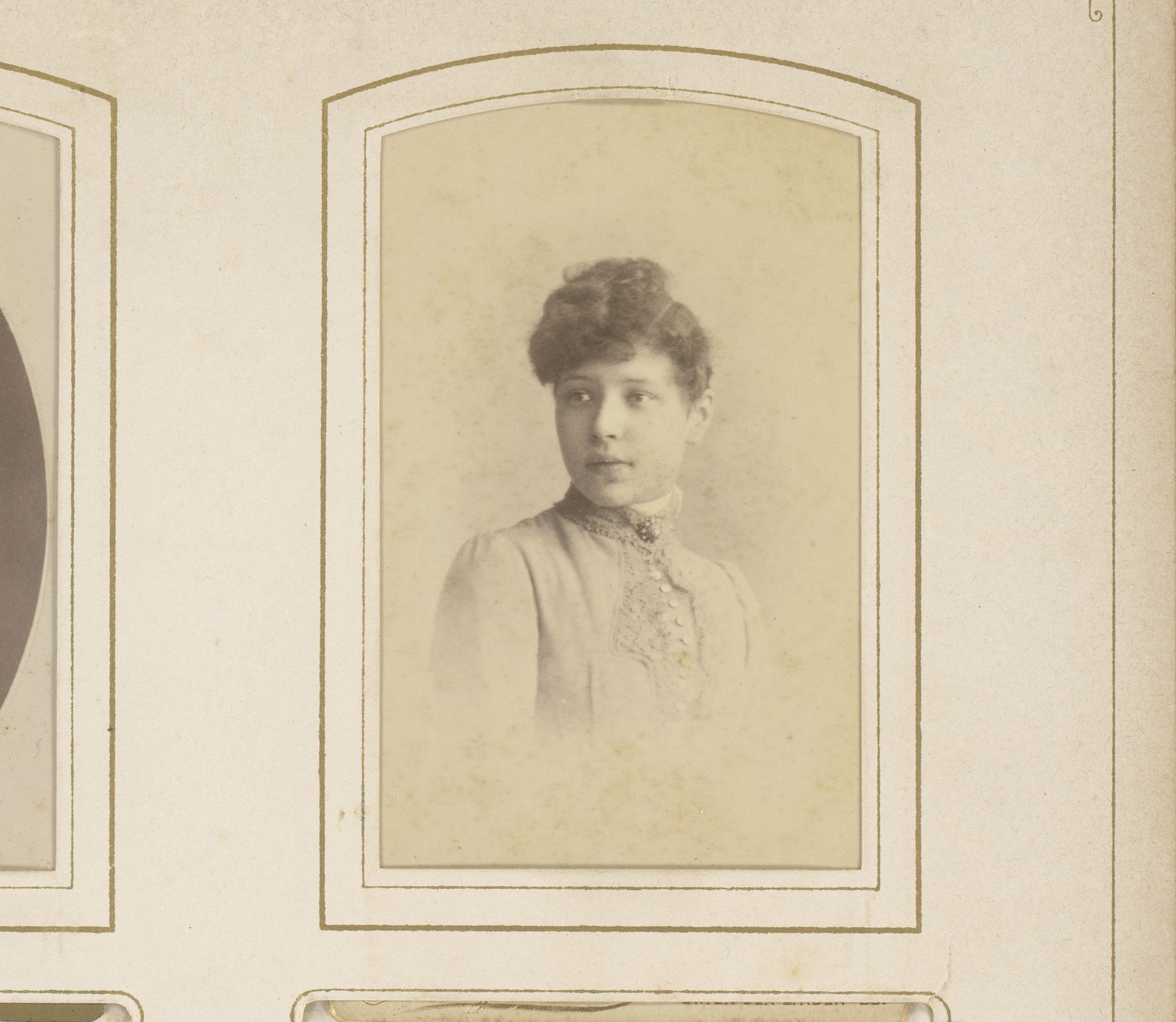 Portret van een jonge vrouw by Fritz Leyde