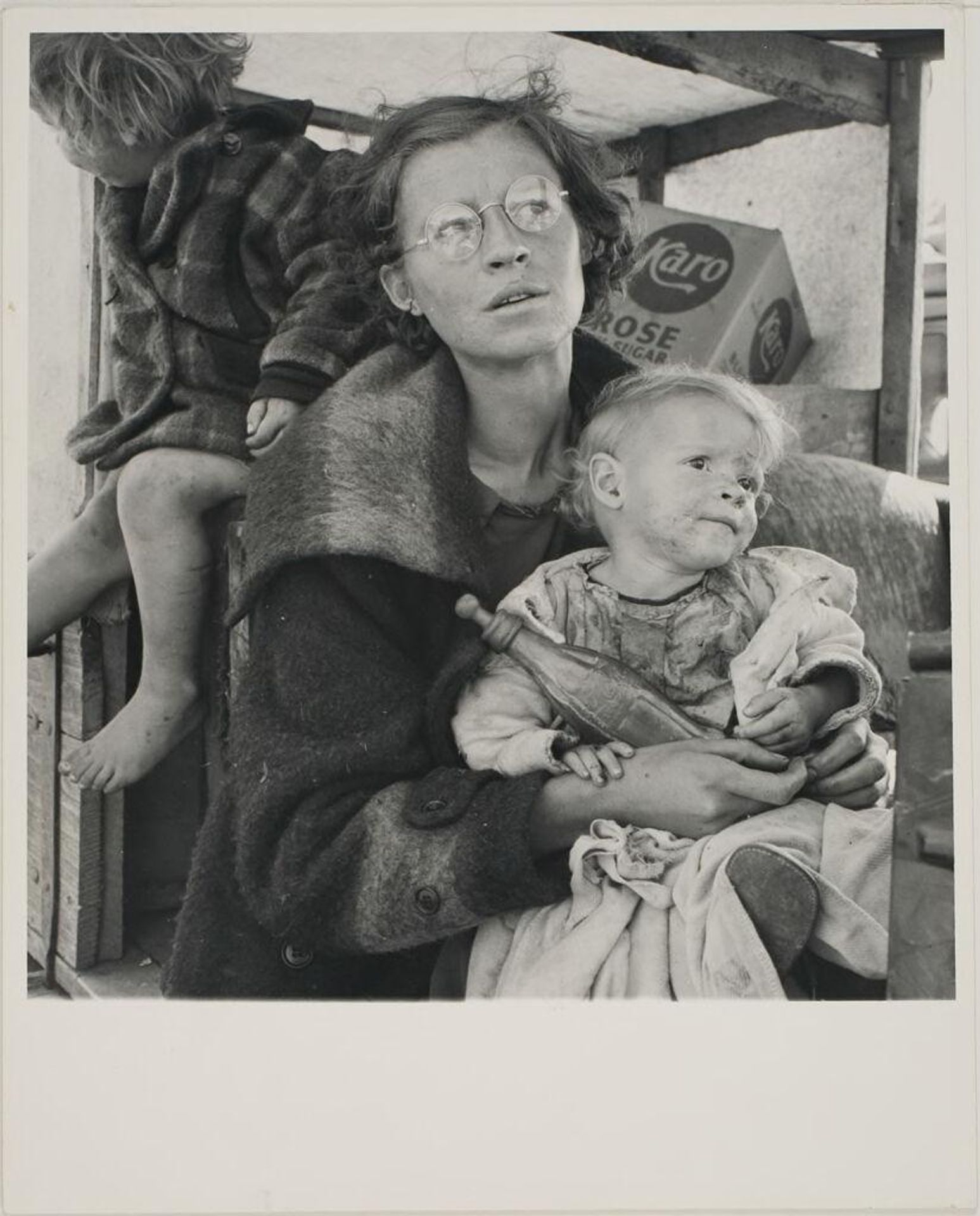 Mother and children on the road in Tulelake, Siskiyou County, California, September 1939 by Dorothea Lange