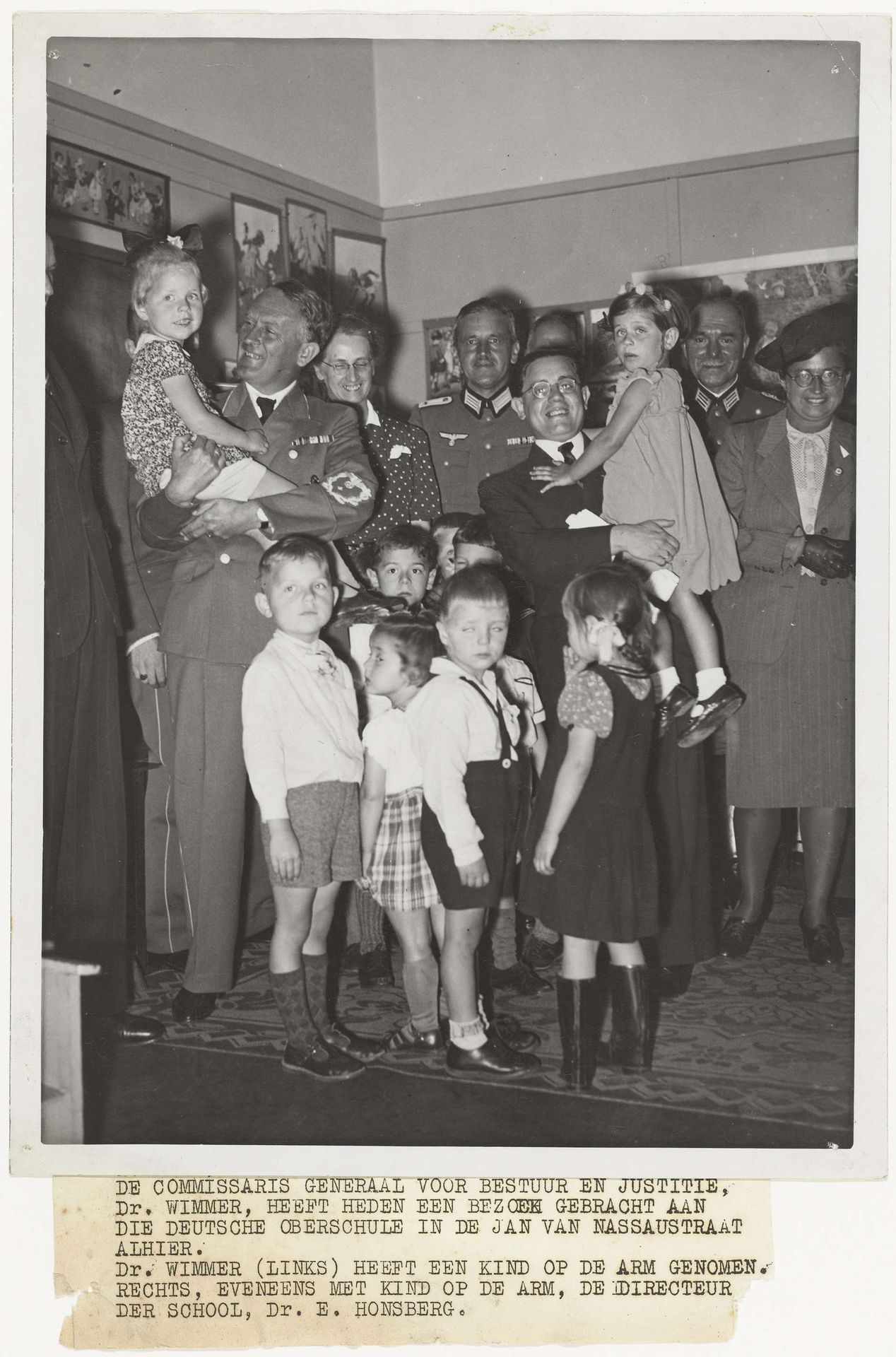 Dr. Wimmer brengt een bezoek aan de Deutsche Oberschule by Polygoon