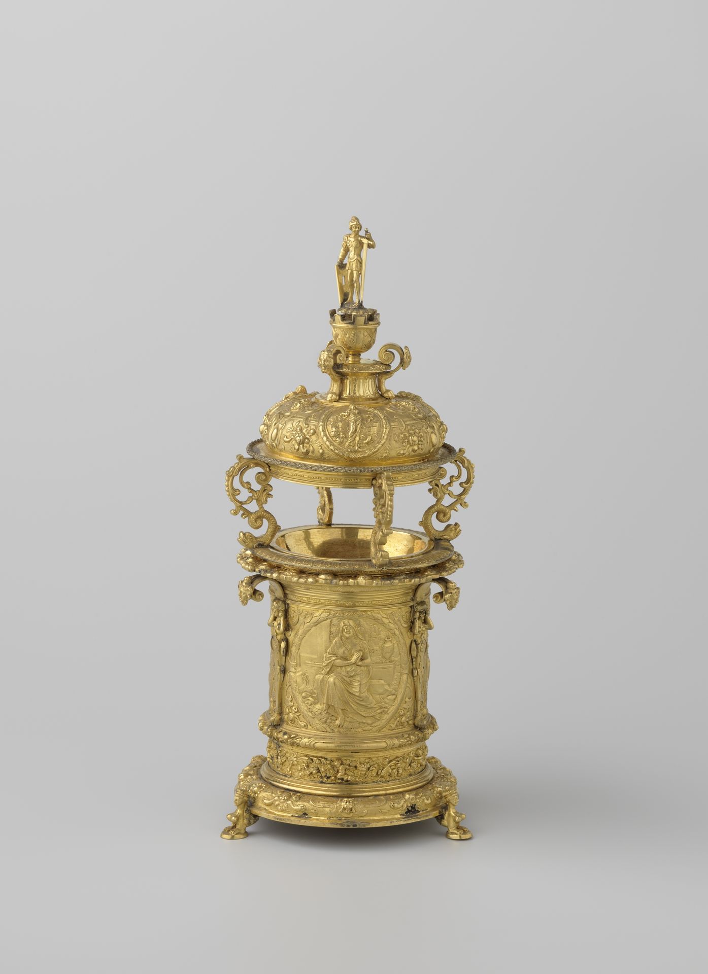 Galvanoplastische reproductie van een zoutvat met statuette van een krijgsman by Elkington & Co.