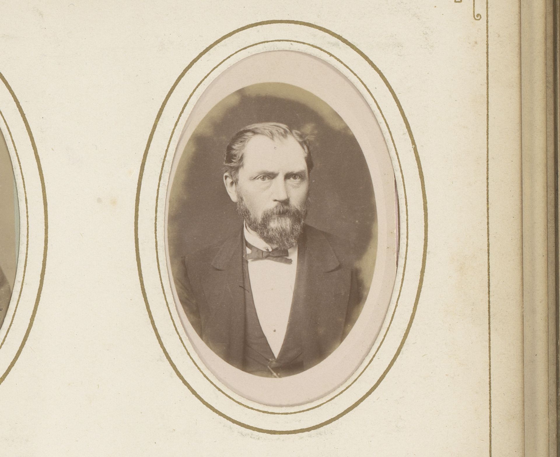 Portret van een man met snor en baard by Jean Leplat