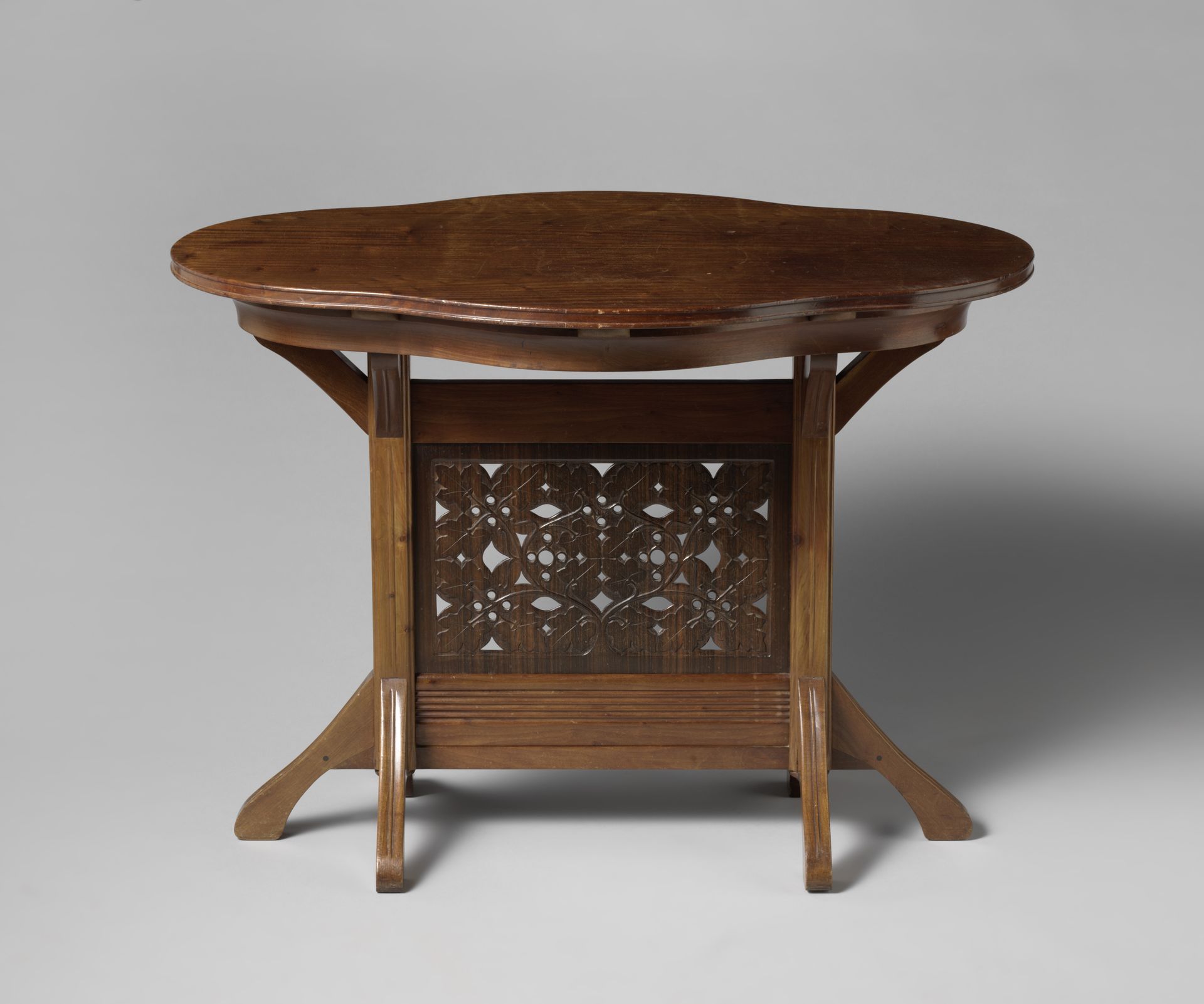 Tafel in een ovale vorm met een opengewerkt bladmotief by Theo Nieuwenhuis