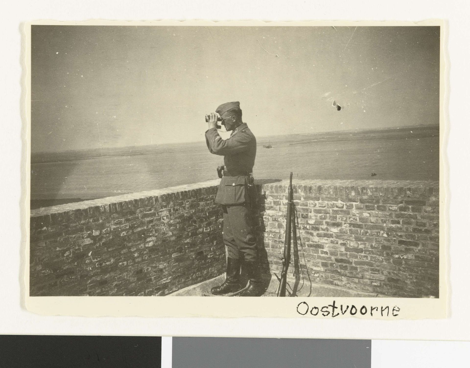Een Wehrmacht soldaat aan zee by Anonymous
