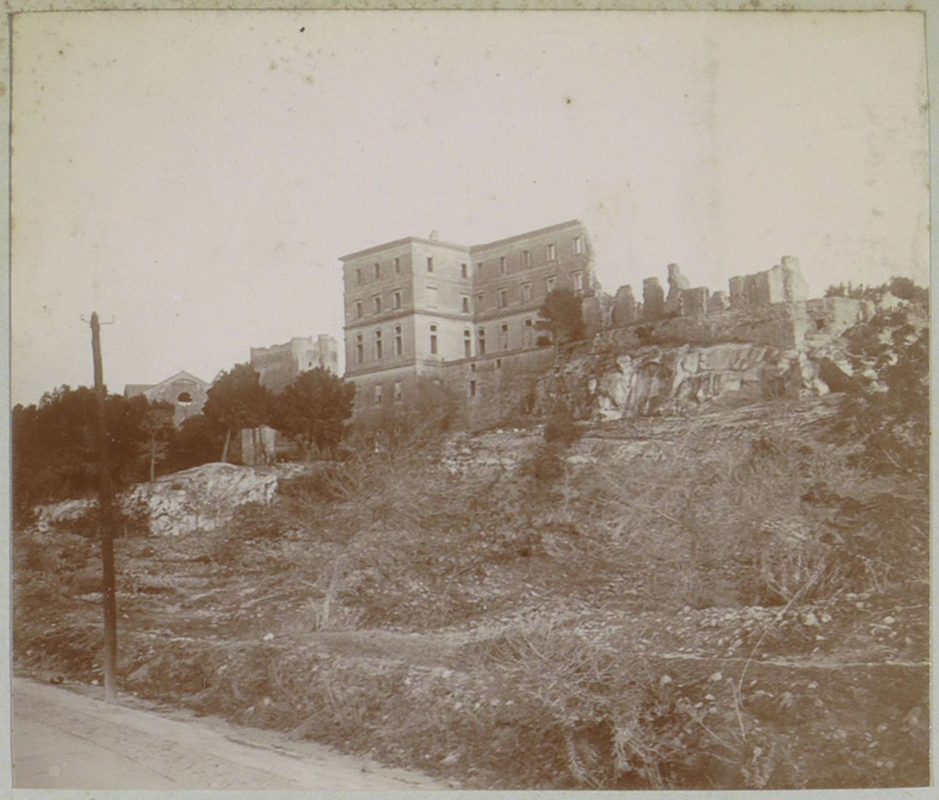 Gezicht op de Abdij van Montmajour bij Arles by Delizy