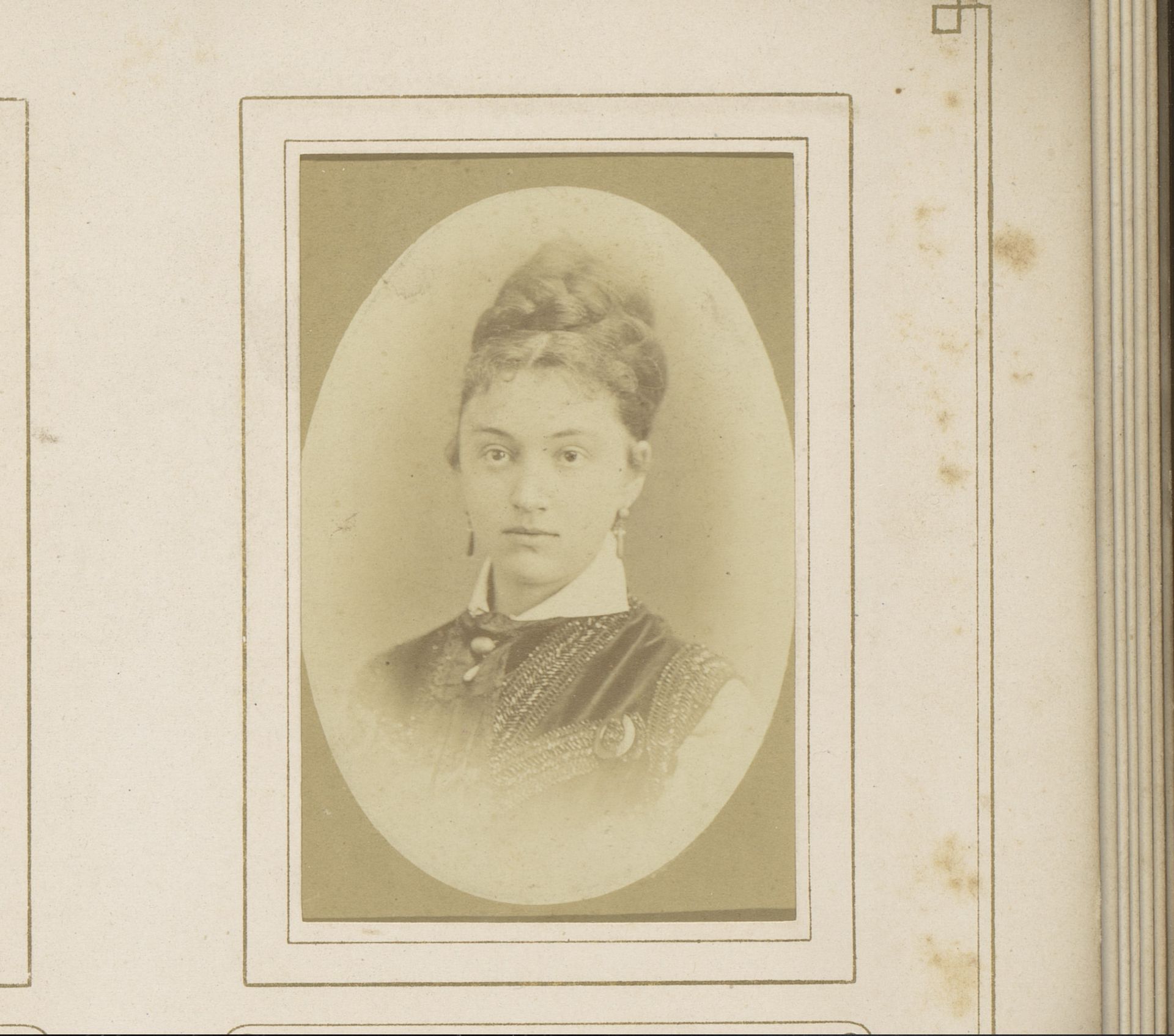 Portret van een jonge vrouw met oorbellen by Max Büttinghausen