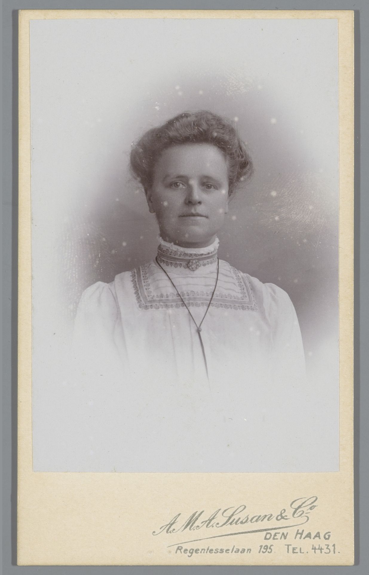 Portret van een onbekende vrouw by Arie M.A. Susan & Co