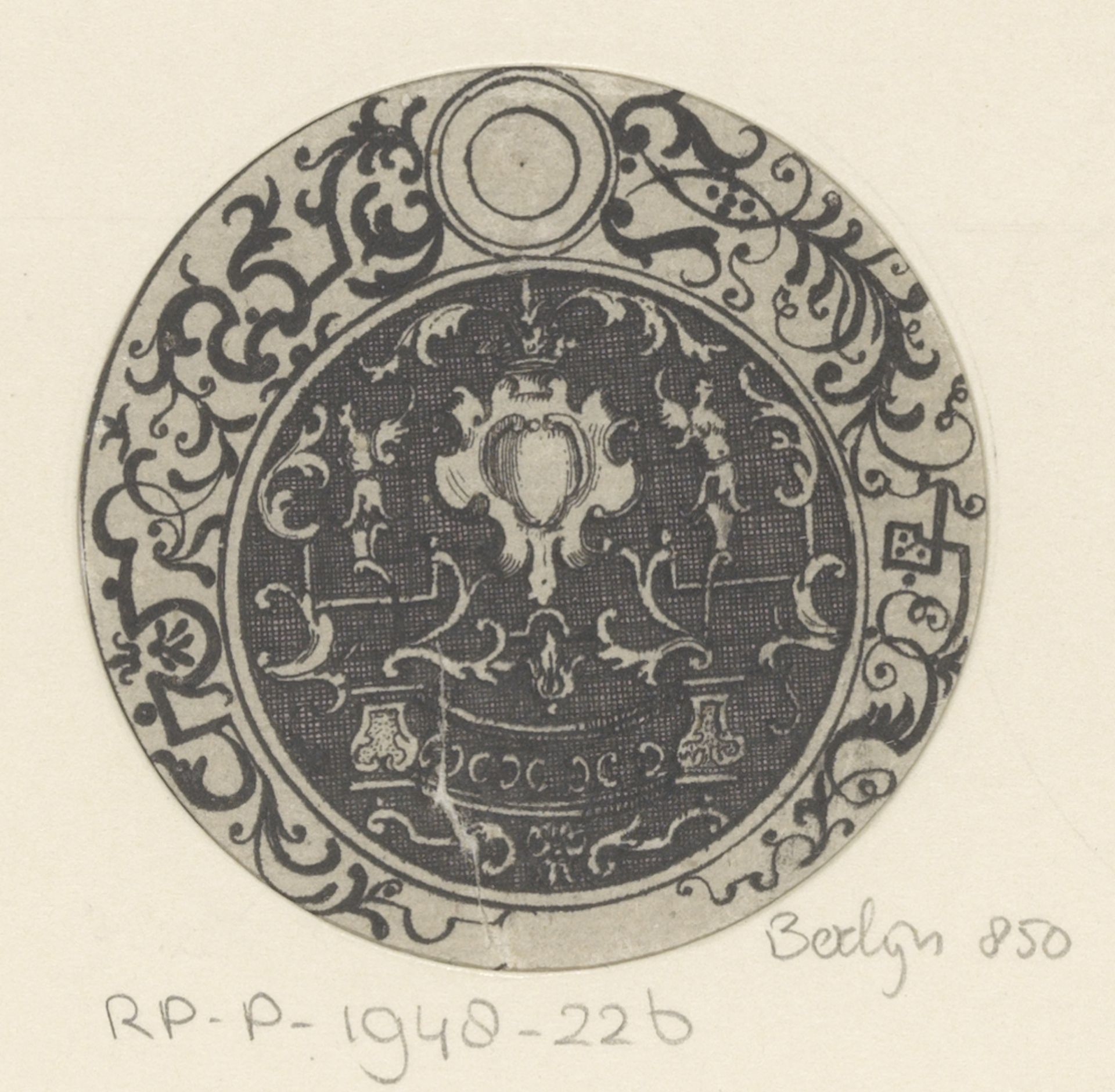 Cirkelvulling met cartouche en vlechtwerk by Anonymous