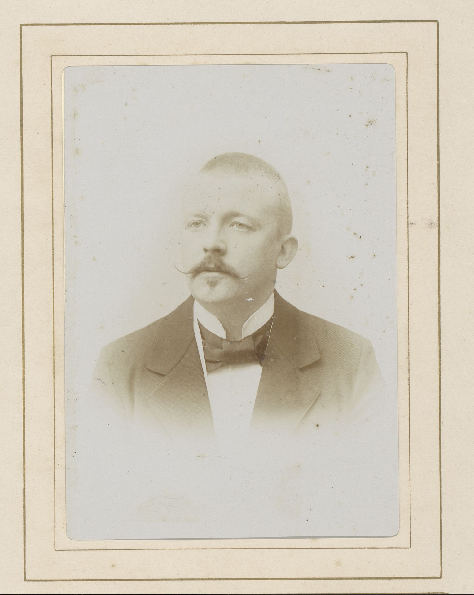 Portret van een man met snor, aangeduid als Dirk de Roever by Sander van der Zijl