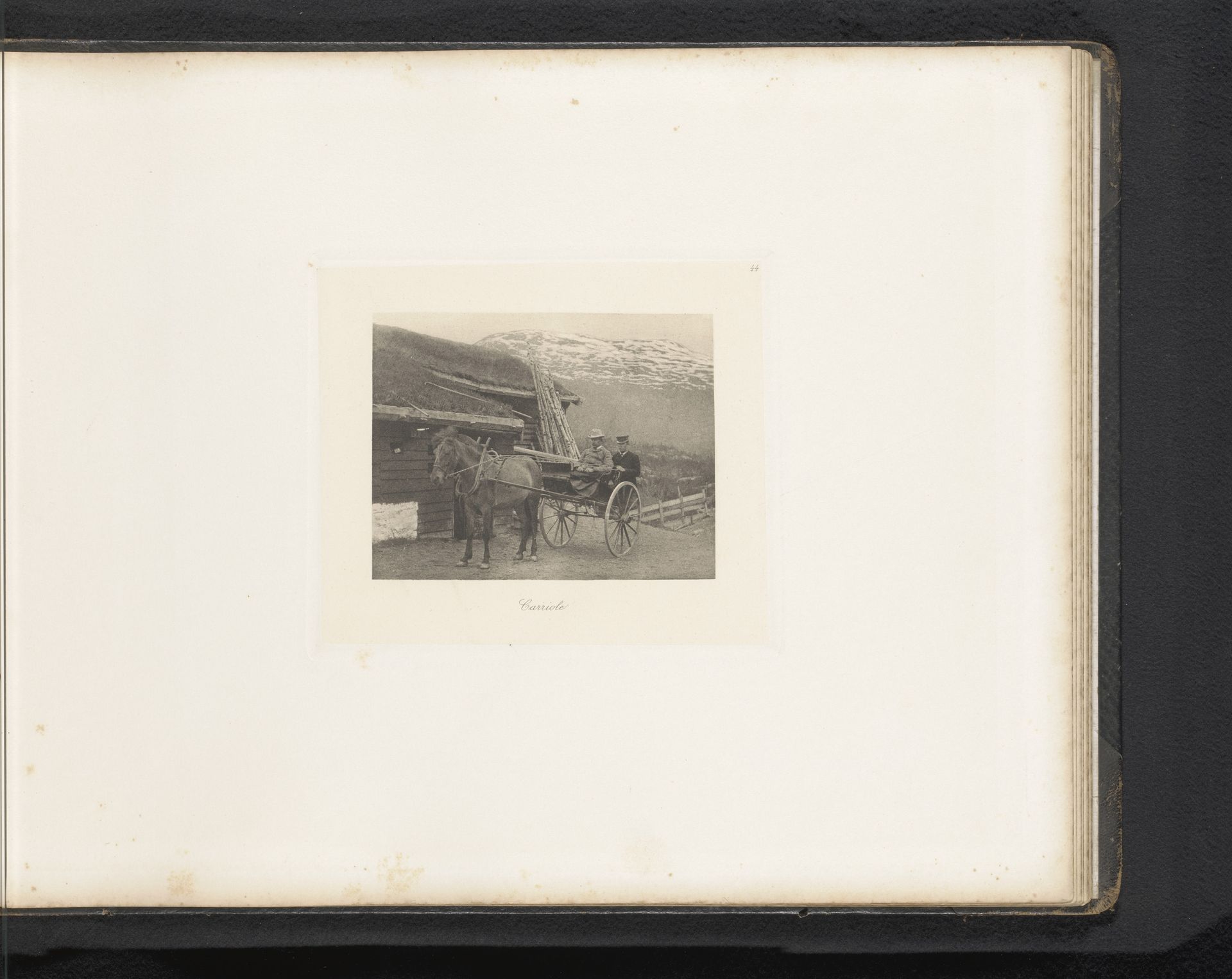 Twee mannen in een rijtuig in de bergen by Paul Lange