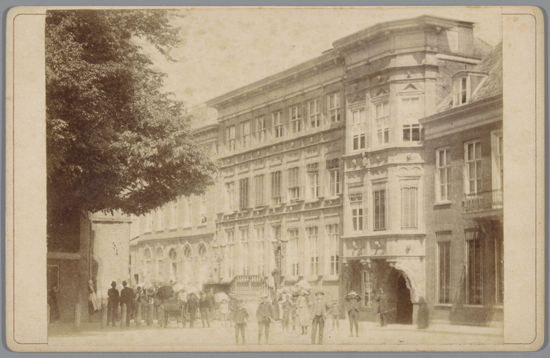Gezicht op het stadhuis van Arnhem by J.S.J. de Jongh