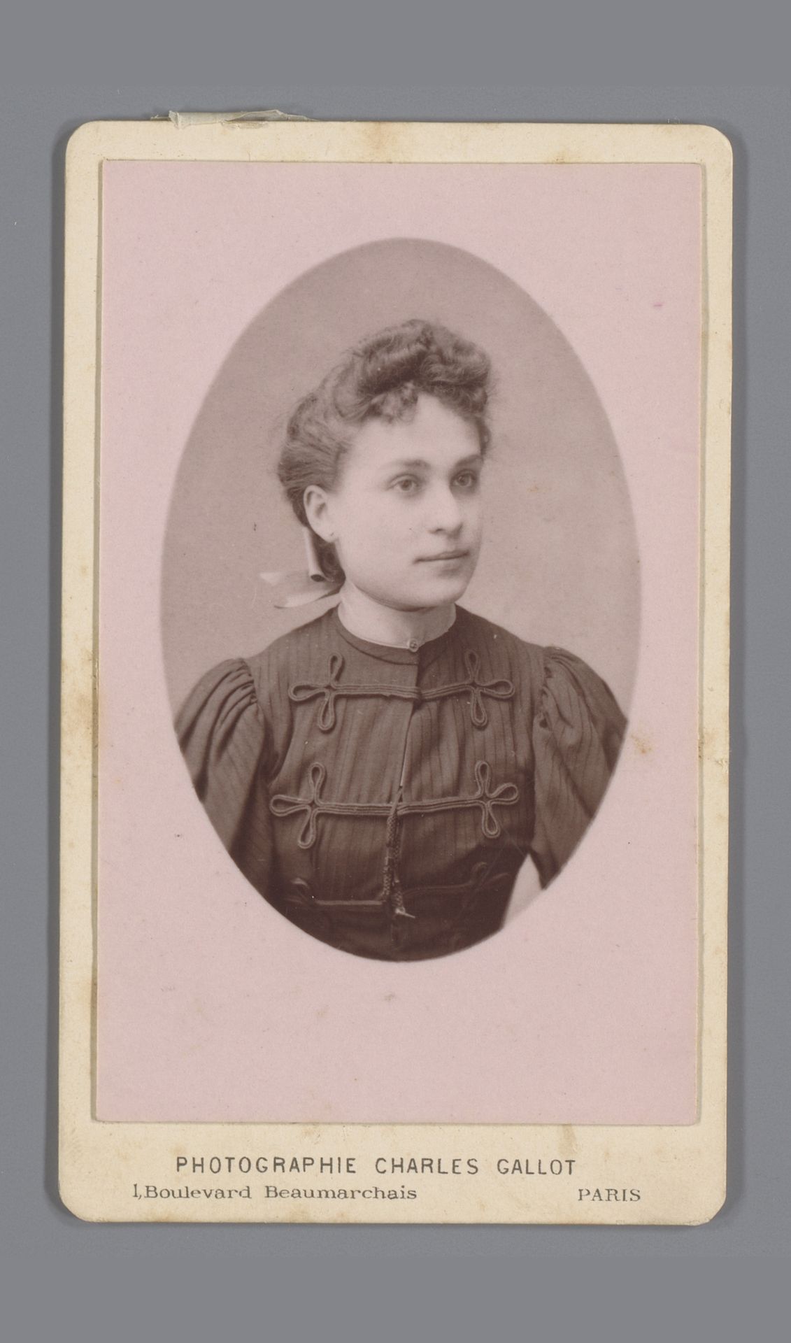 Portret van een onbekende jonge vrouw by Charles Gallot