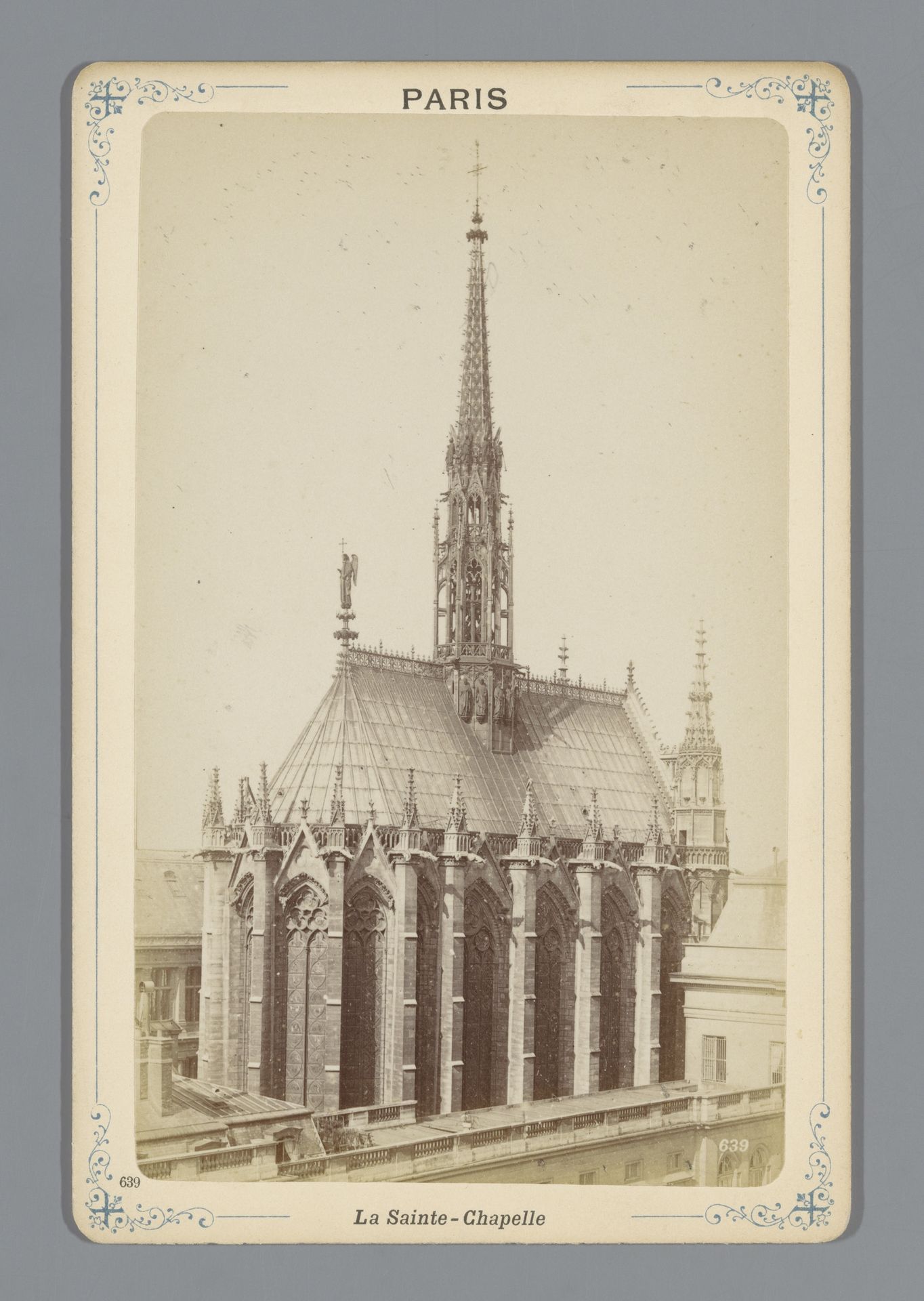 Gezicht op de Sainte-Chapelle te Parijs by Étienne Neurdein