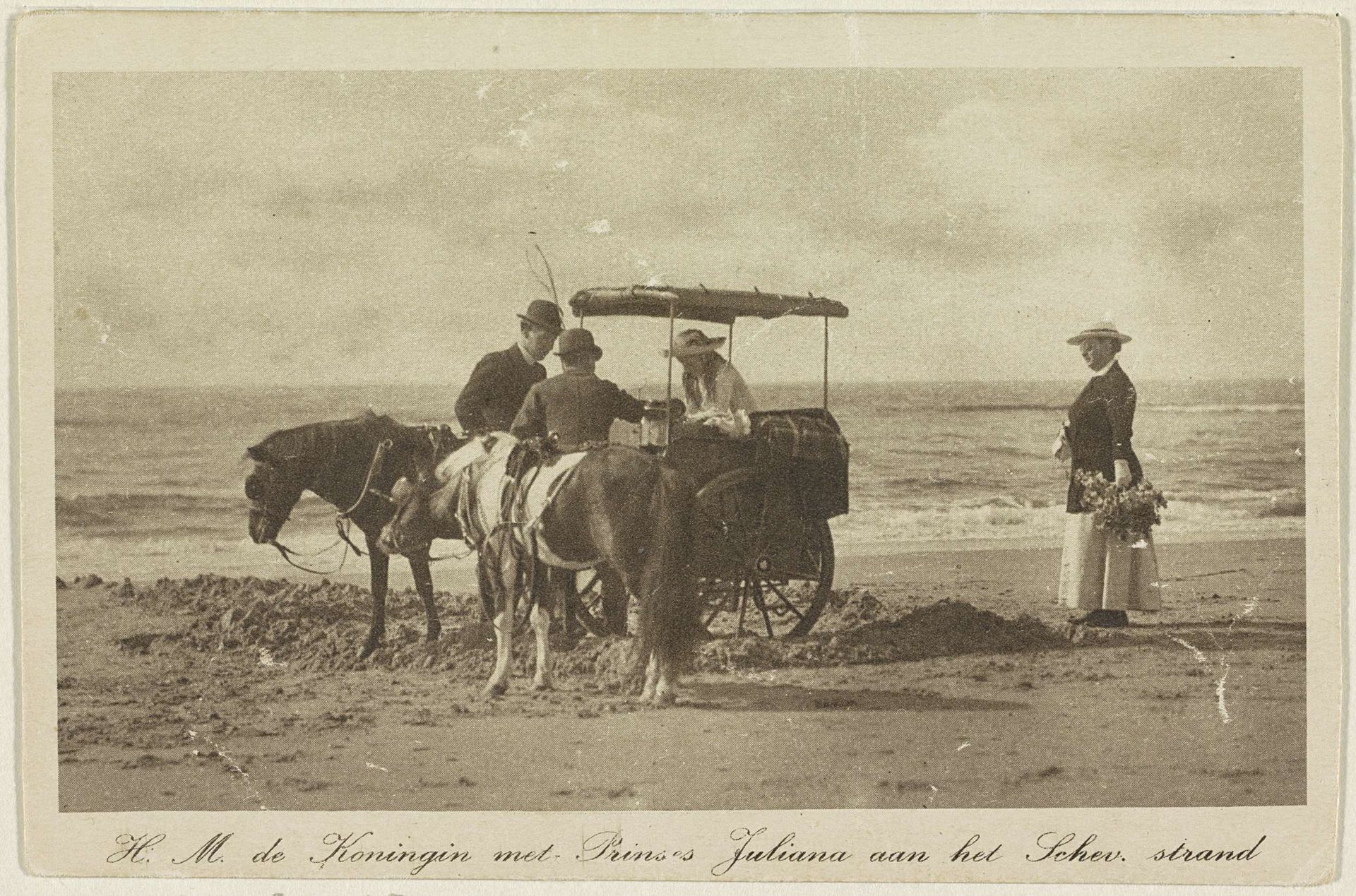 Wilhelmina, koningin der Nederlanden, en Juliana, koningin der Nederlanden, met een rijtuig op het strand te Scheveningen by Anonymous