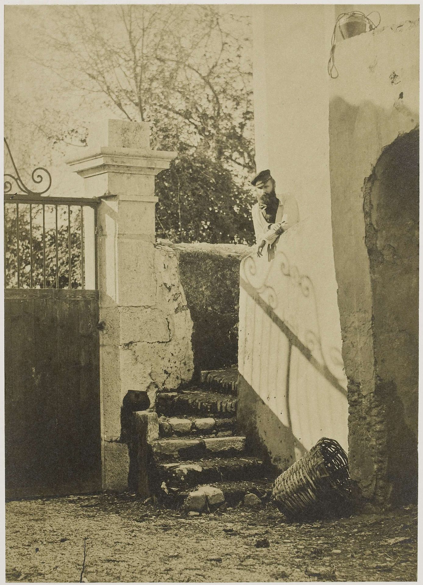Scène achter een huis, met een onbekende man staand op een trap by Louis Crette