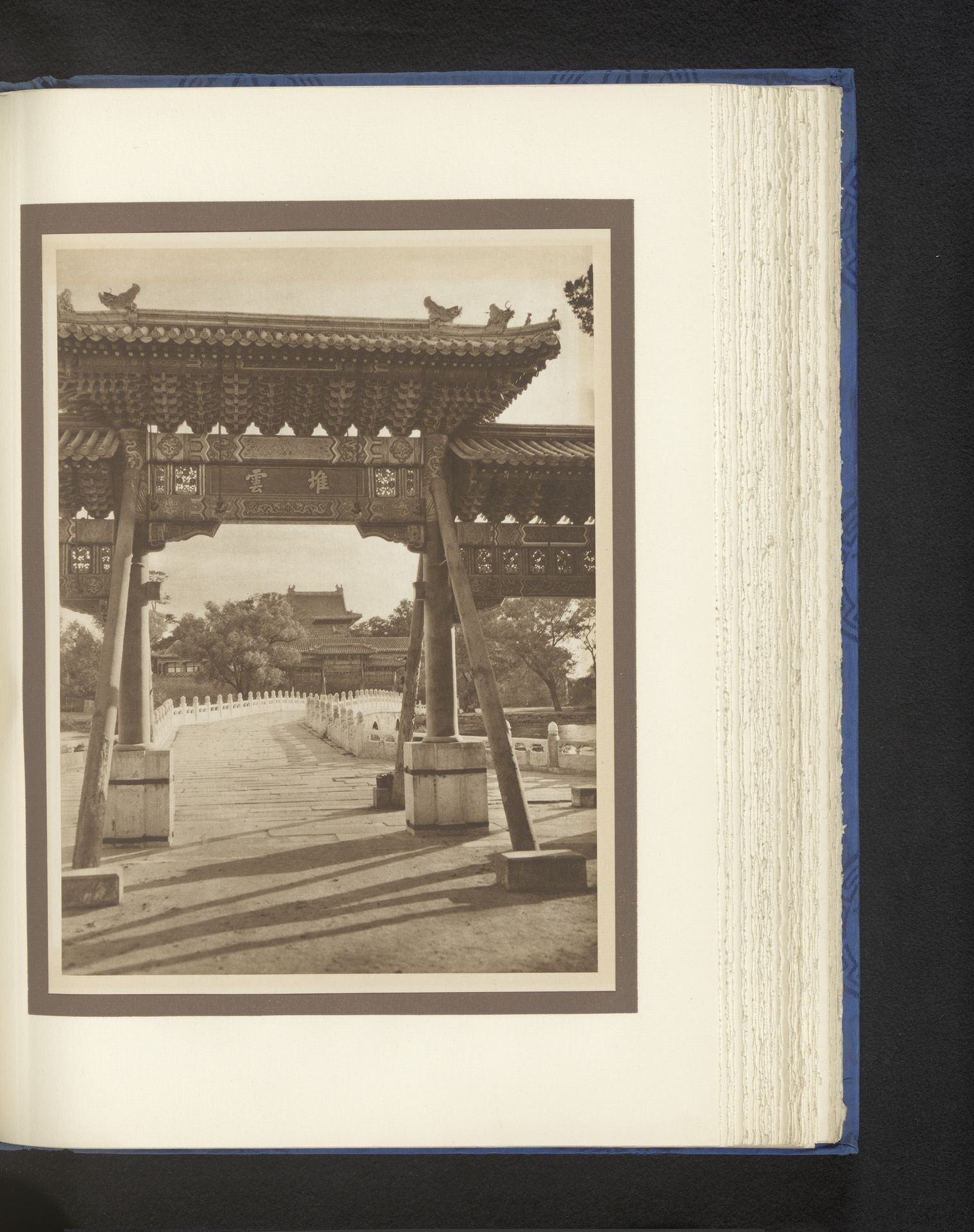 Poort en brug bij het Beihai Park te Peking by Donald Mennie