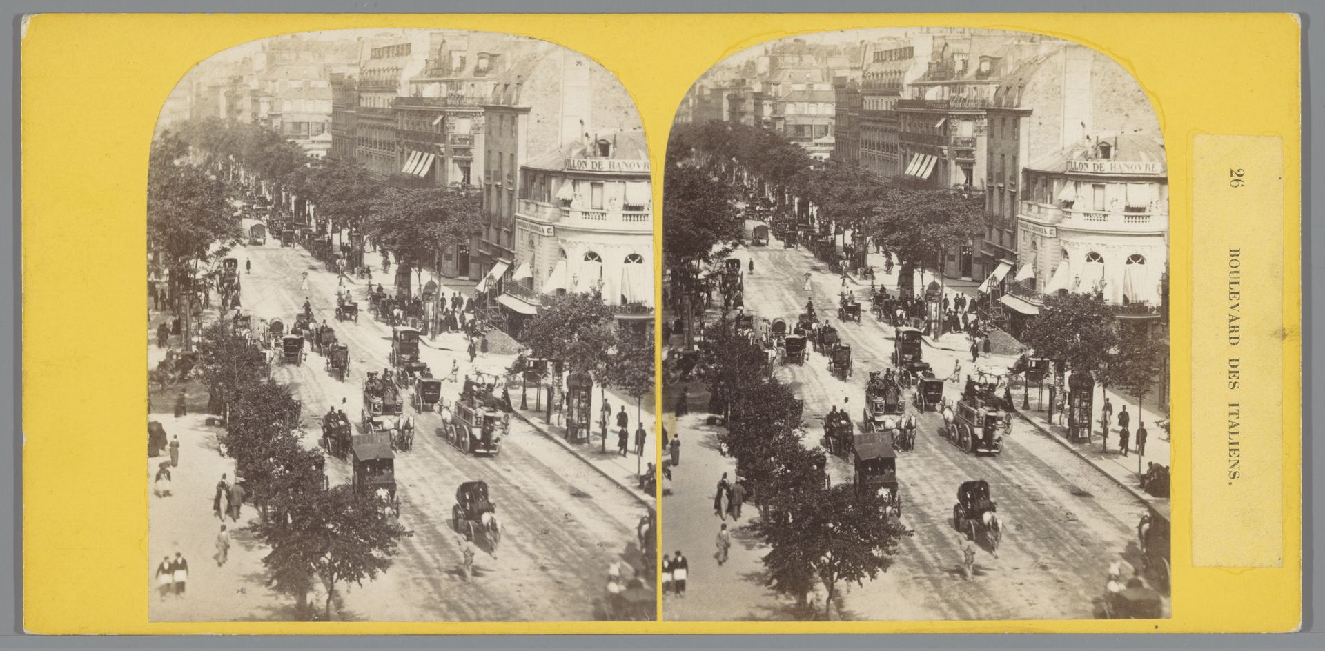 Gezicht op de Boulevard des Italiens met het Pavillon de Hanovre in Parijs by Anonymous