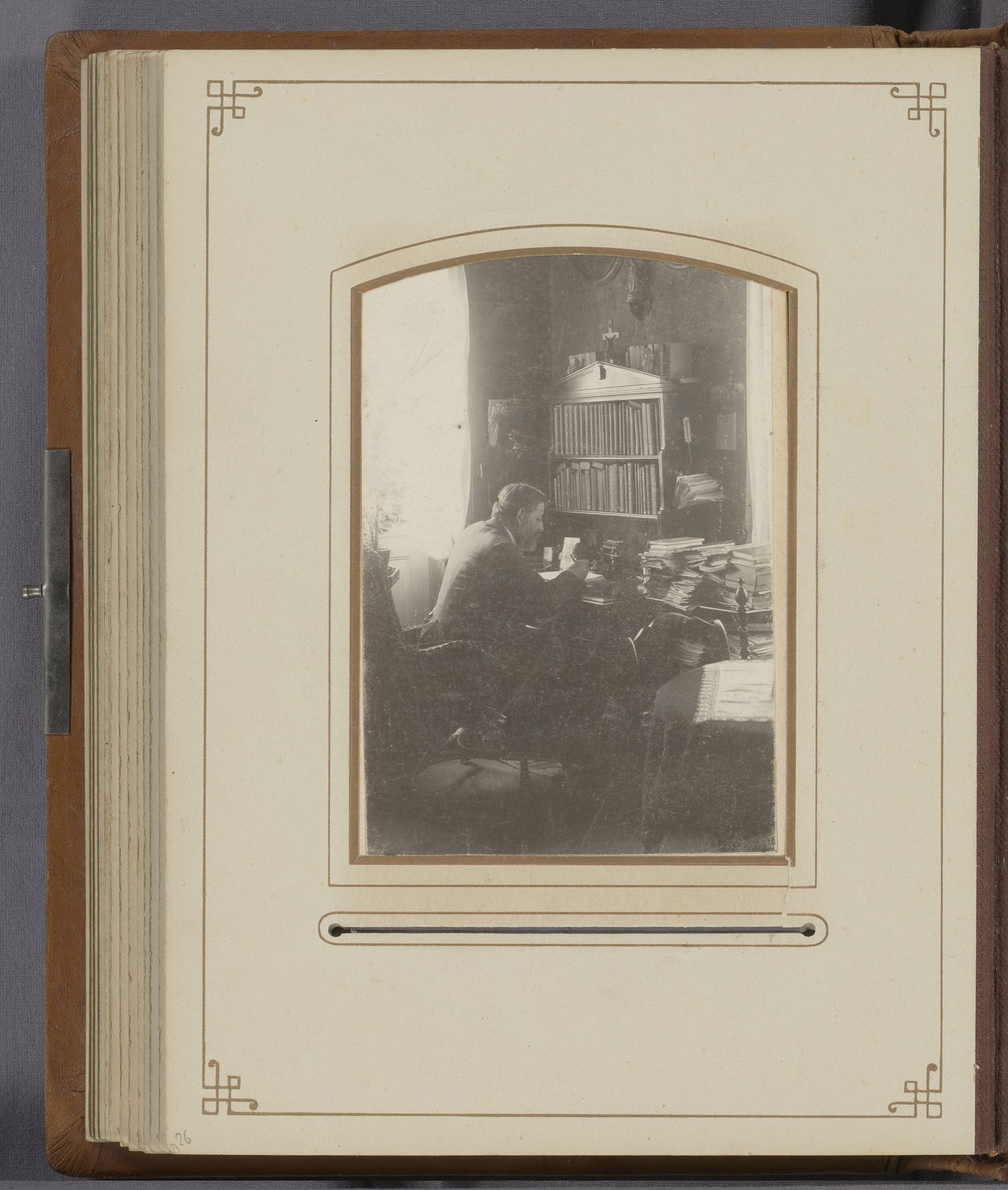 Interieur van een kantoor met een man, schrijvend aan het bureau by Max Schmidt