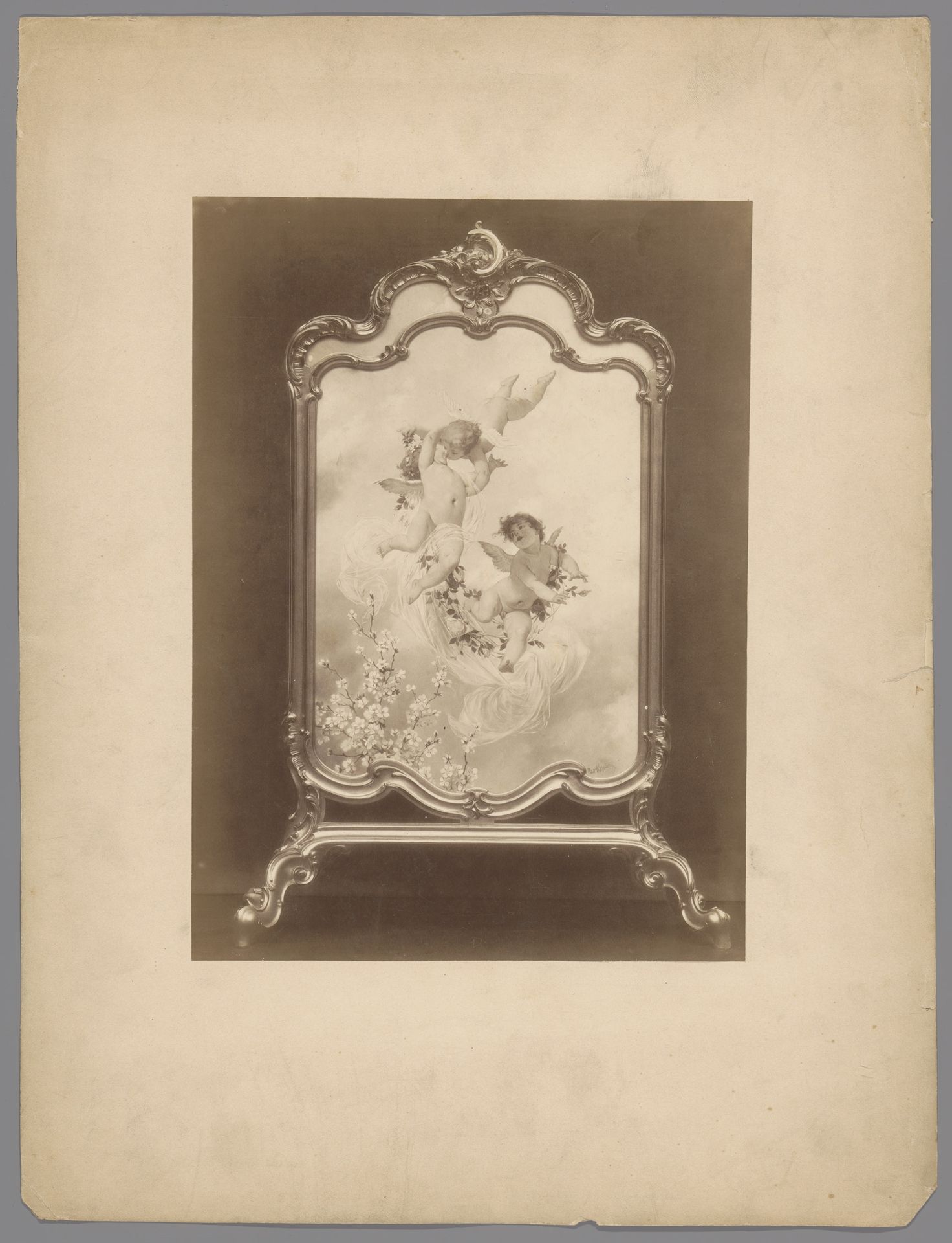 Beschilderd kamerscherm met putti en bloemen by J. Loroy