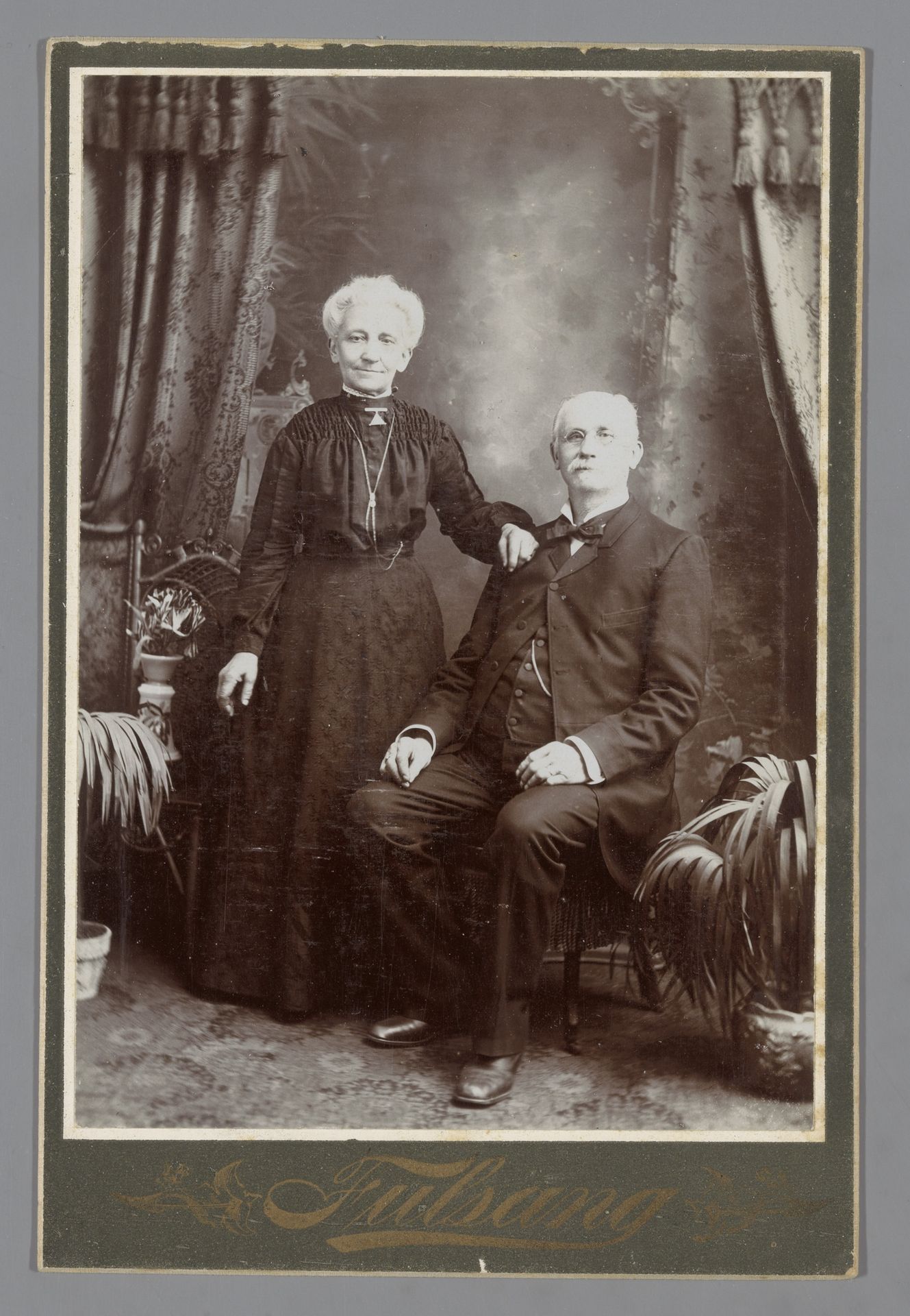Portret van een onbekende man en vrouw by John J. Fulsang
