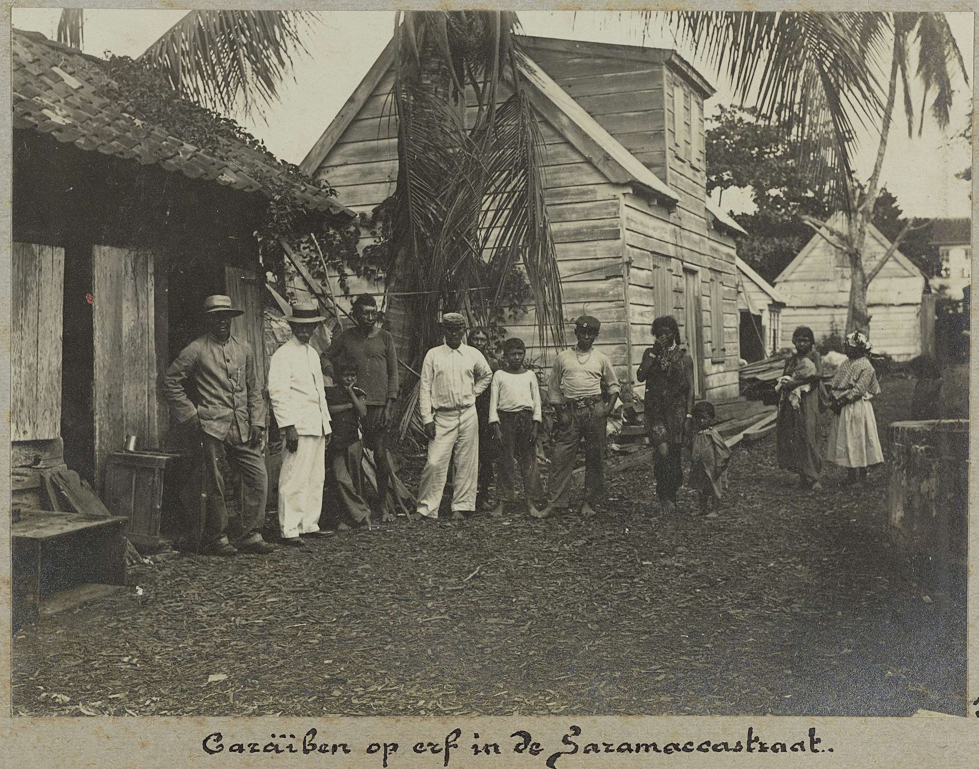 Surinaamse Caraïben op een erf in de Saramaccastraat, Paramaribo by Hendrik Doijer