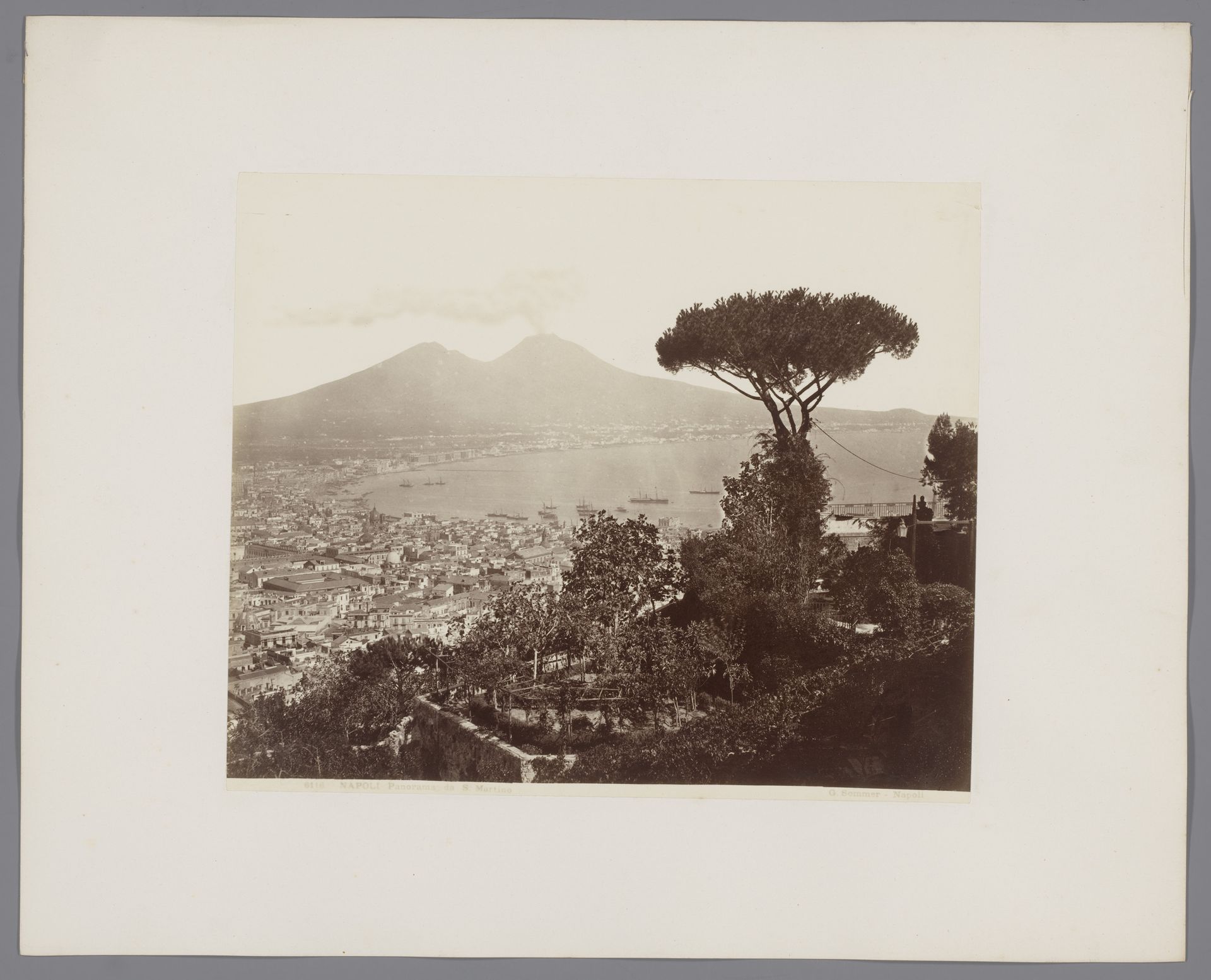 Gezicht op Napels en de baai, Italië by Giorgio Sommer