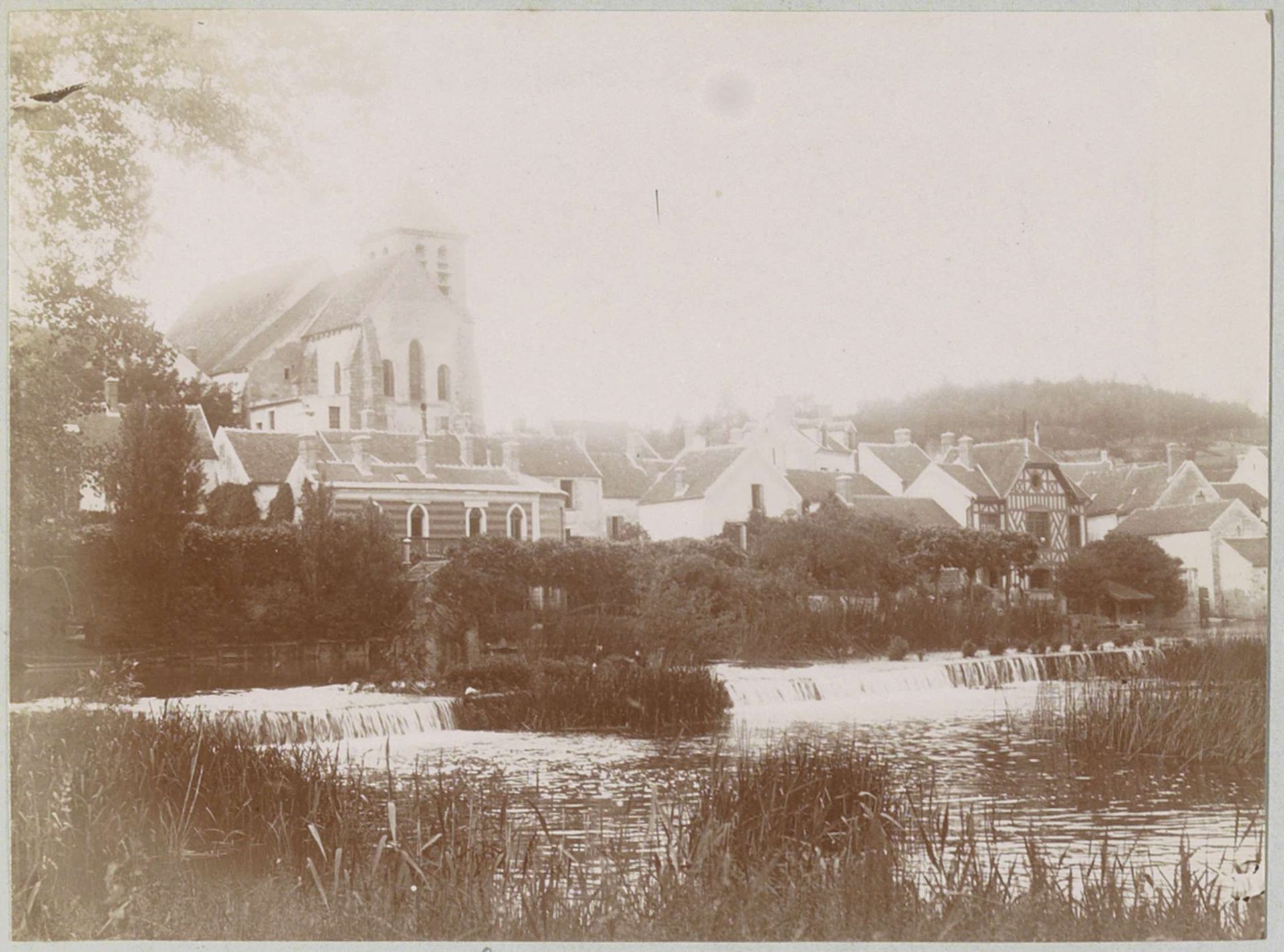 Gezicht op Montigny-sur-Loing met stroomversnelling en kerk by Delizy