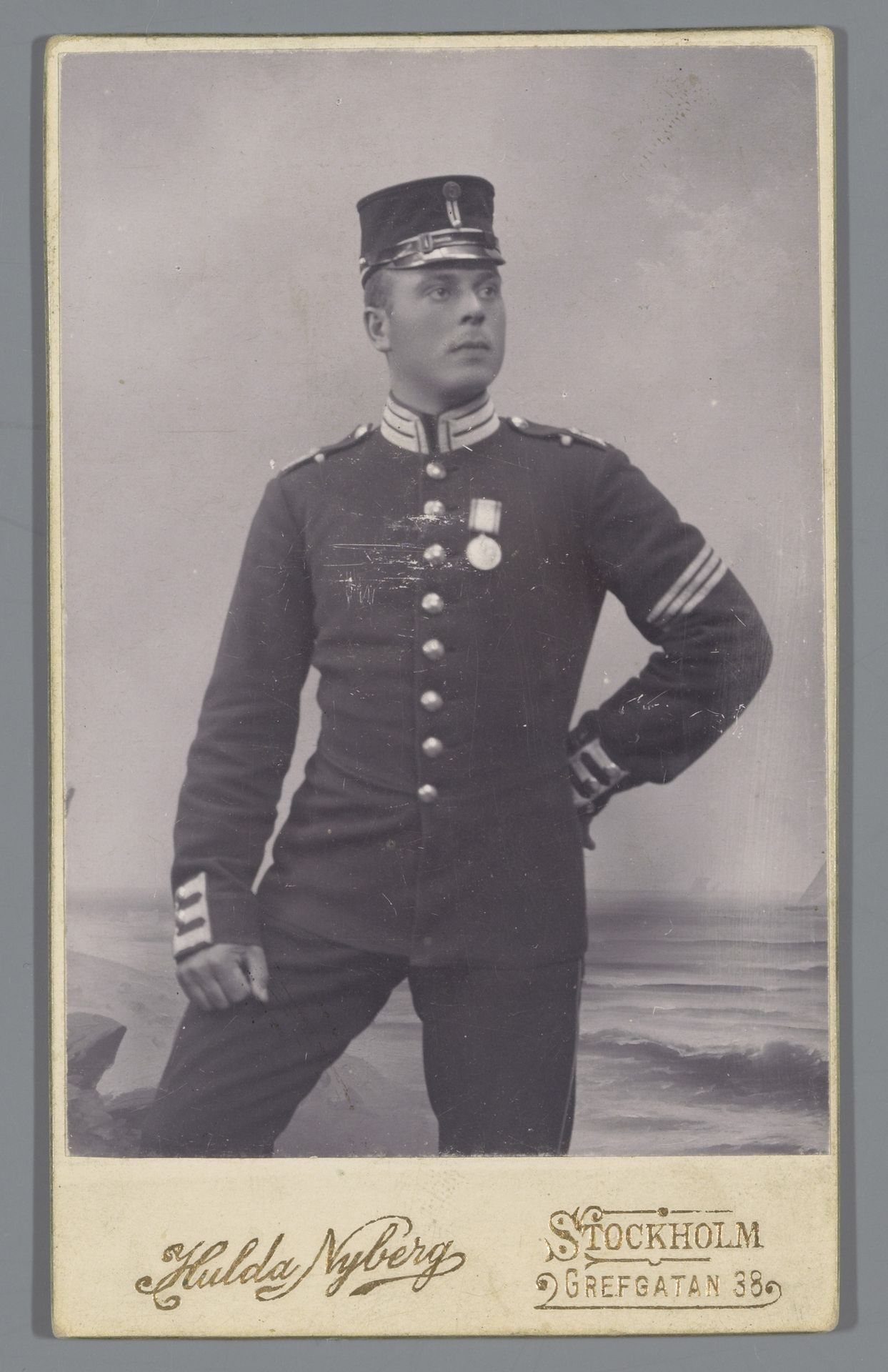 Portret van een onbekende man in uniform by Hulda Viktoria Emerentia Nyberg
