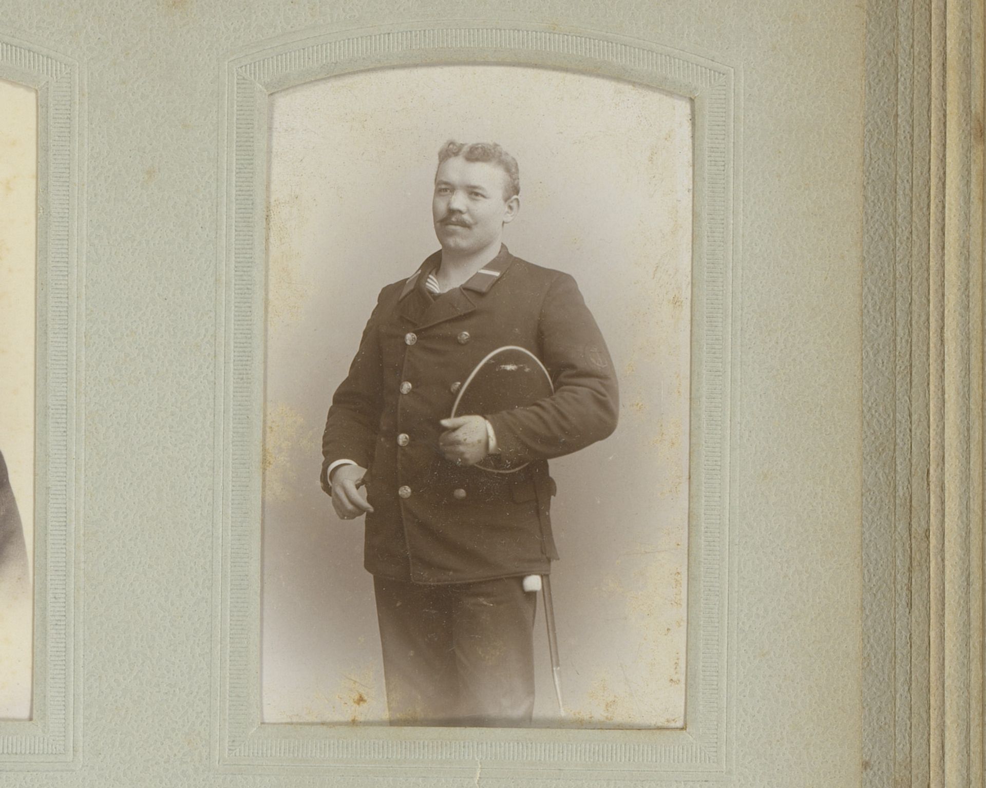 Portret van een onbekende man in marine-uniform by Atelier Walther